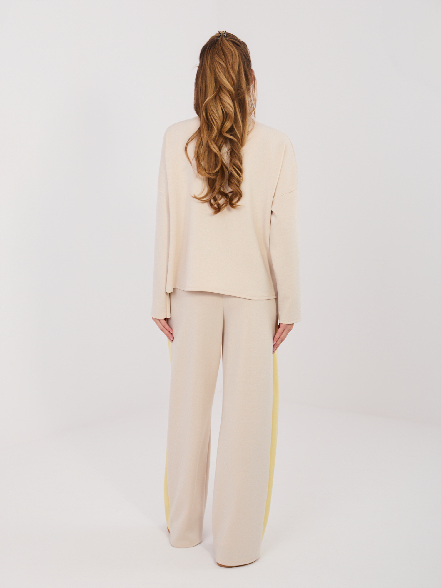 Светлобежов дамски суитшърт с контрастна панделка