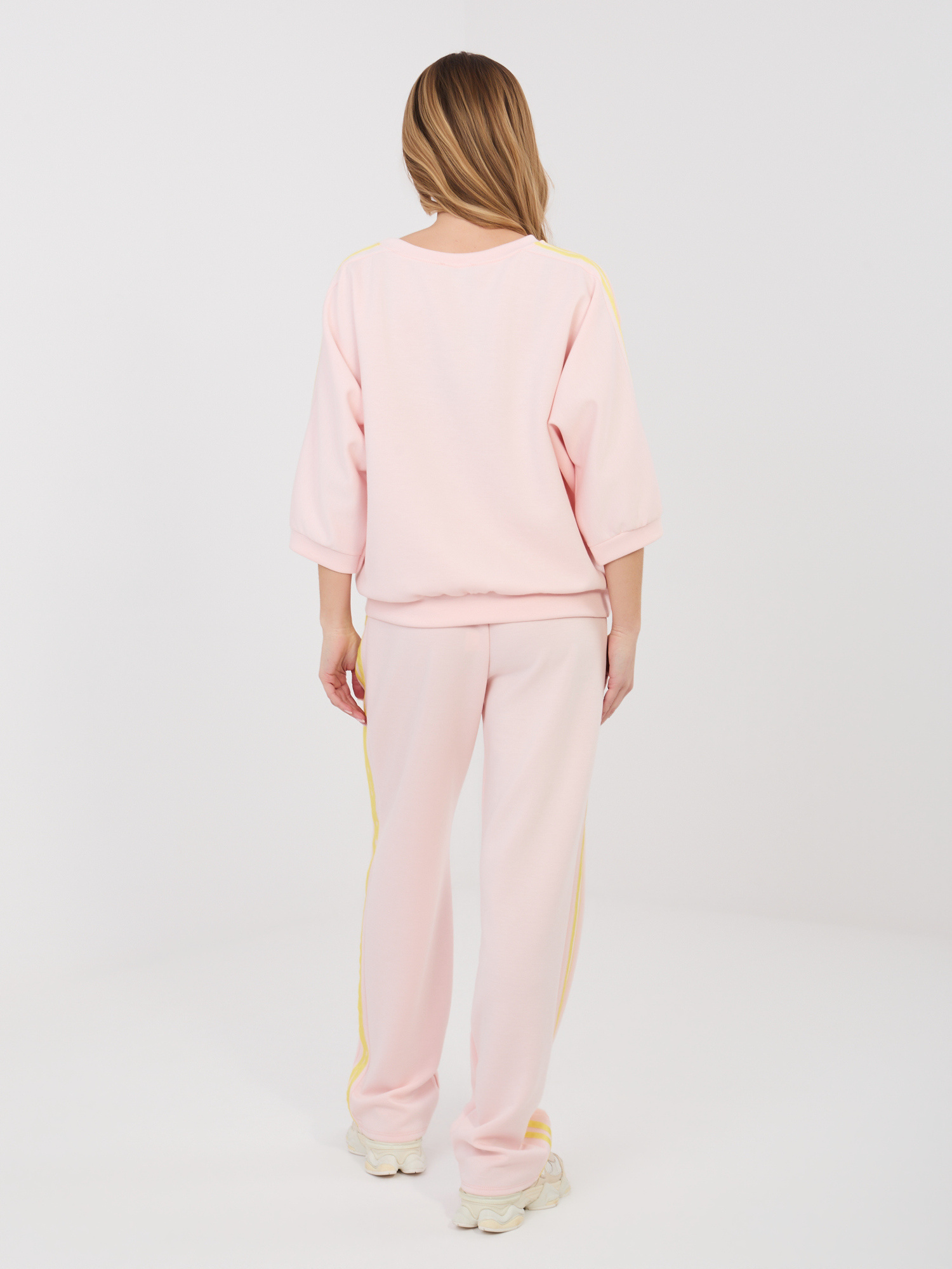 Светло розов анцуг