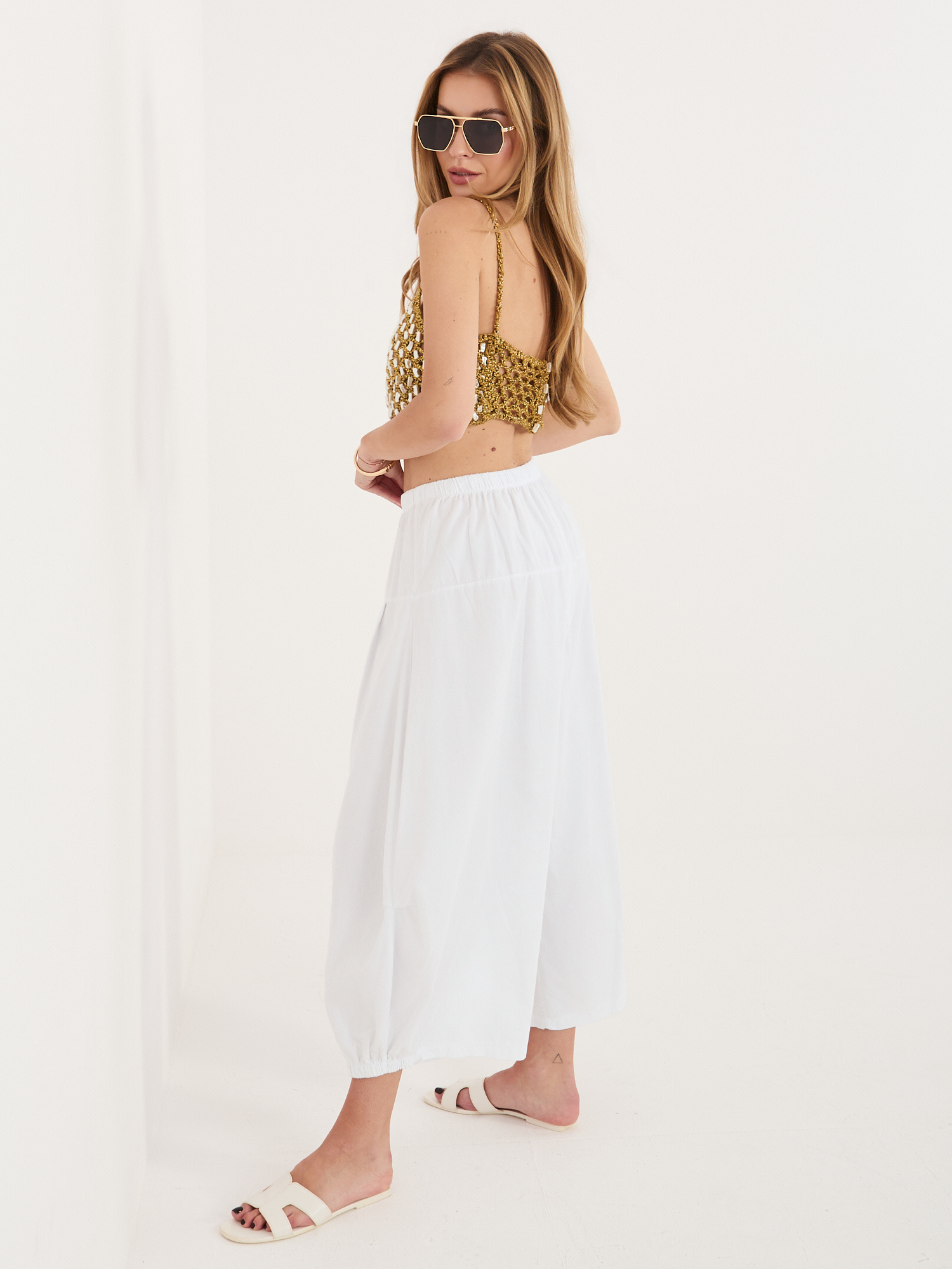 Бели раирани панталони