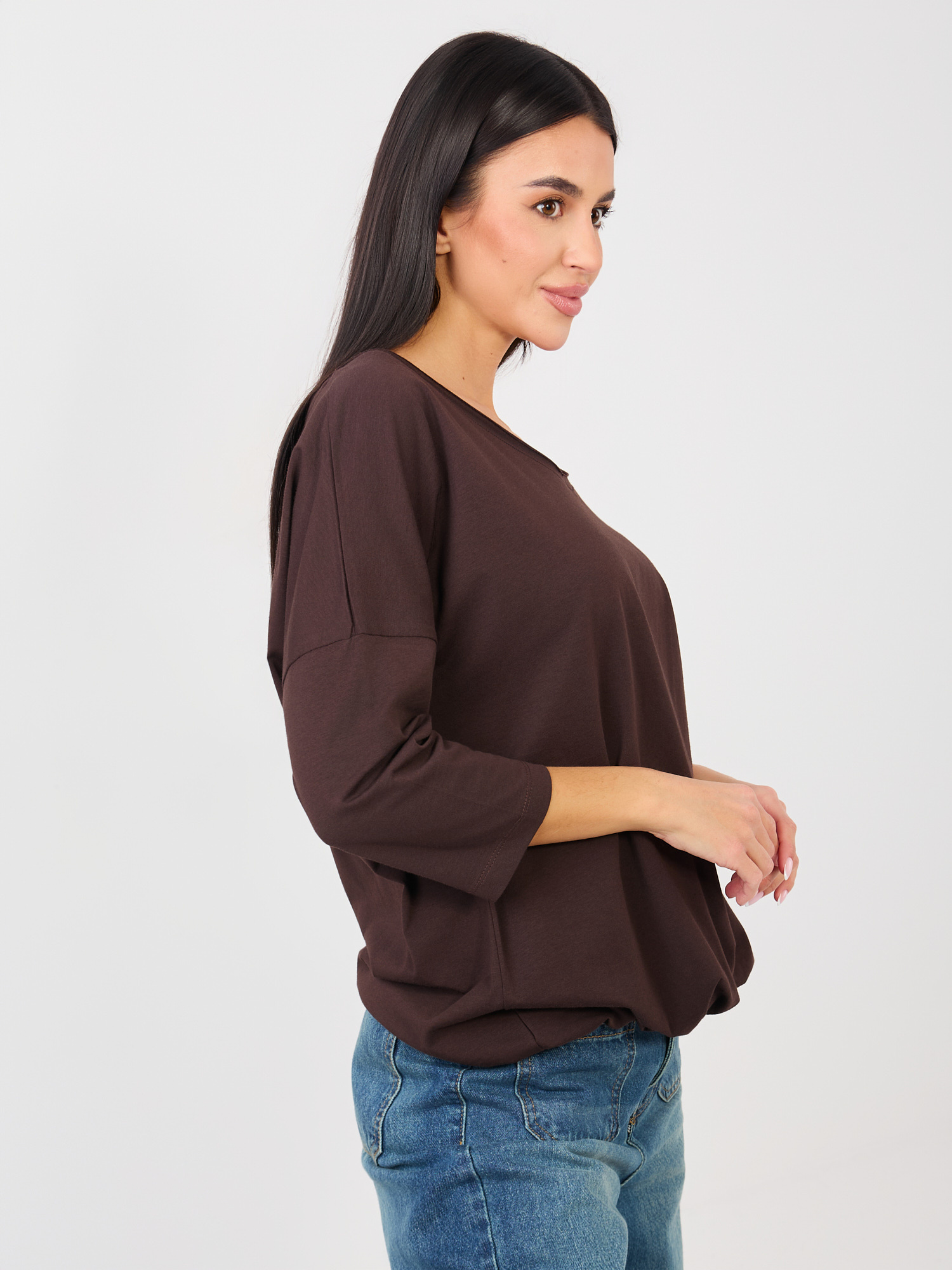 Tmavě hnědá halenka s volným střihem