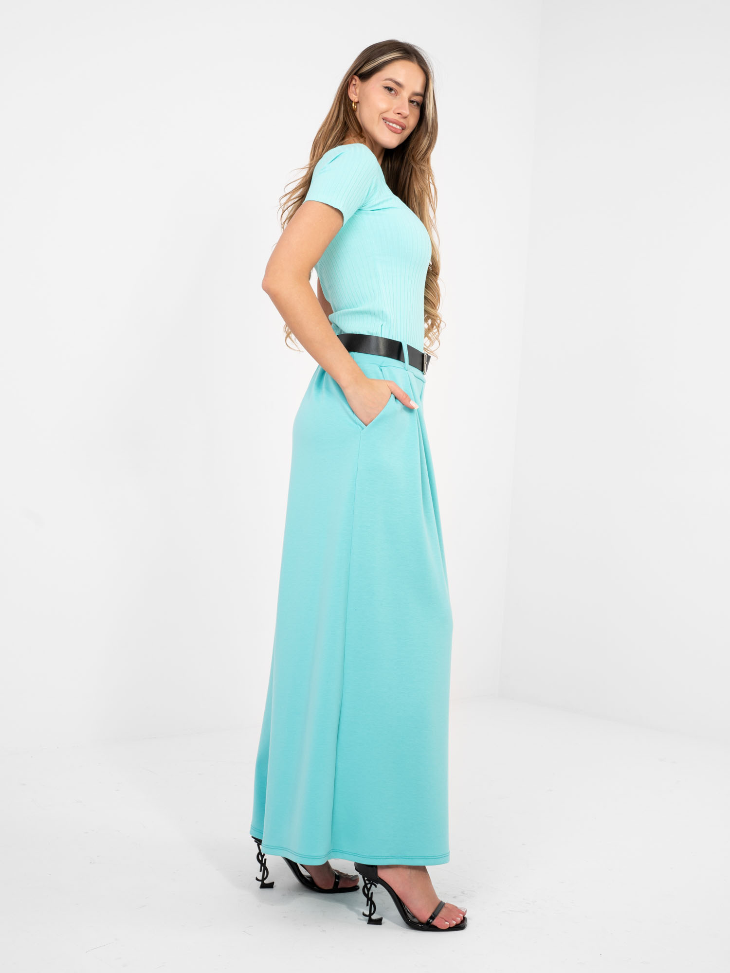 Едноцветни панталони в нежен ментов цвят