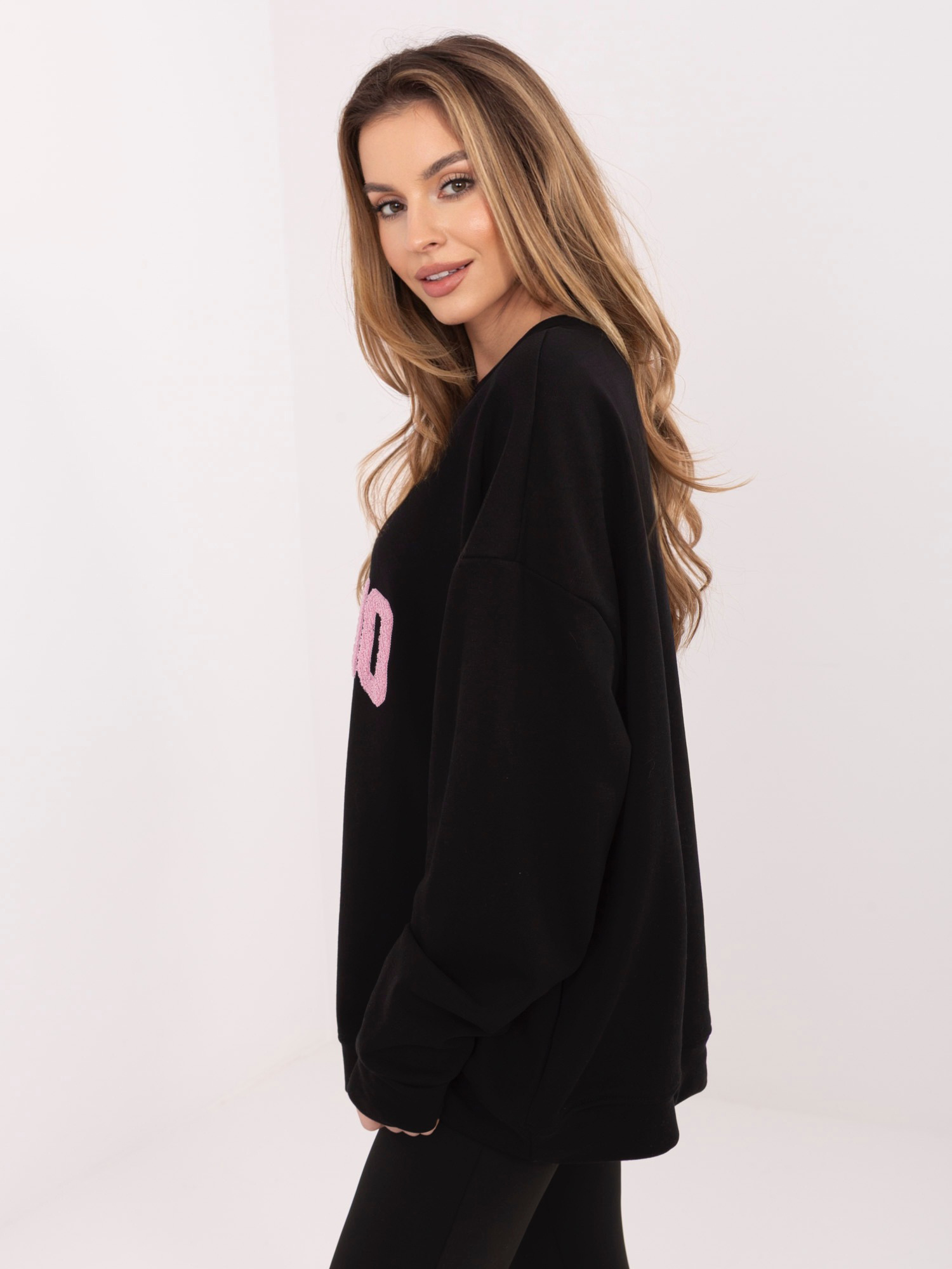 Дамски черен суичър с овърсайз дизайн