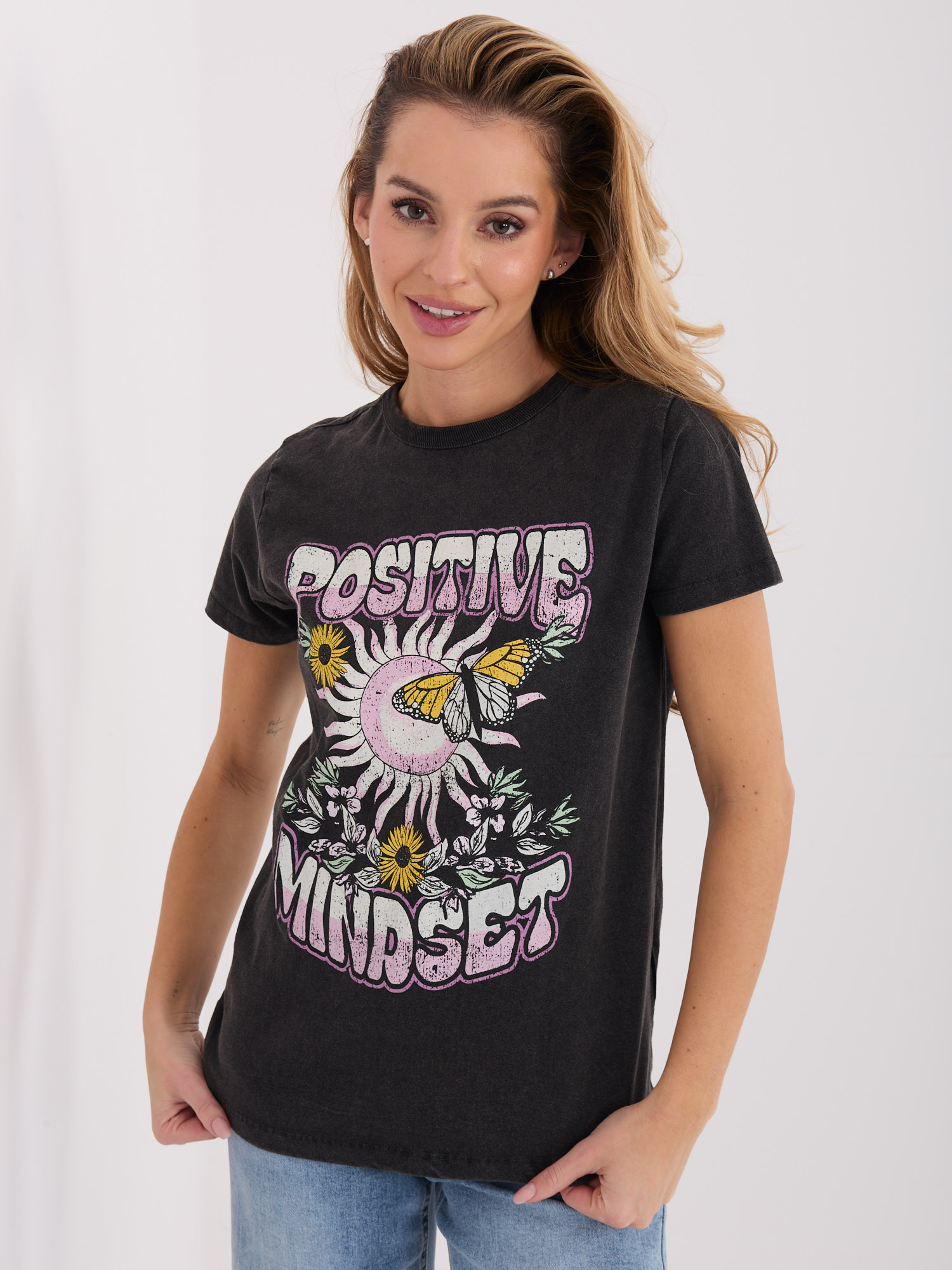 Grafitové tričko s nápisom