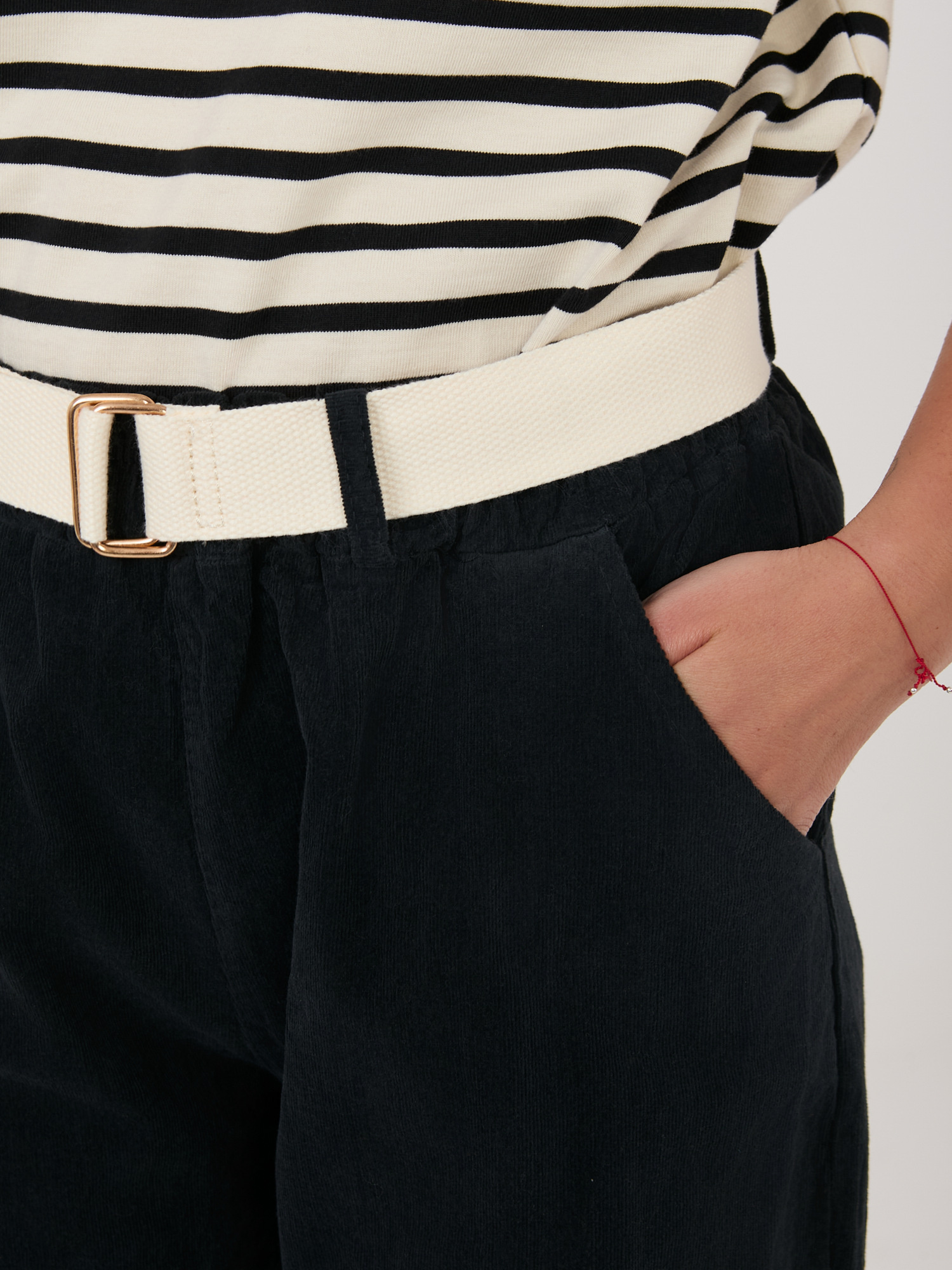 Черни панталони със стеснен крачол