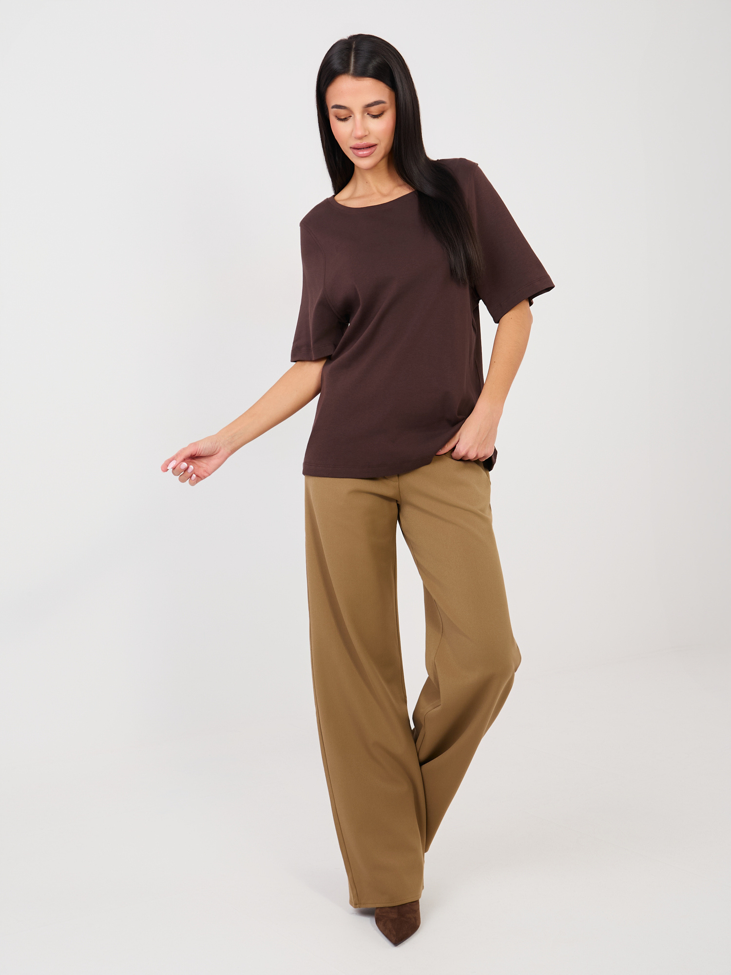 Tmavě hnědé tričko s krátkým rukávem