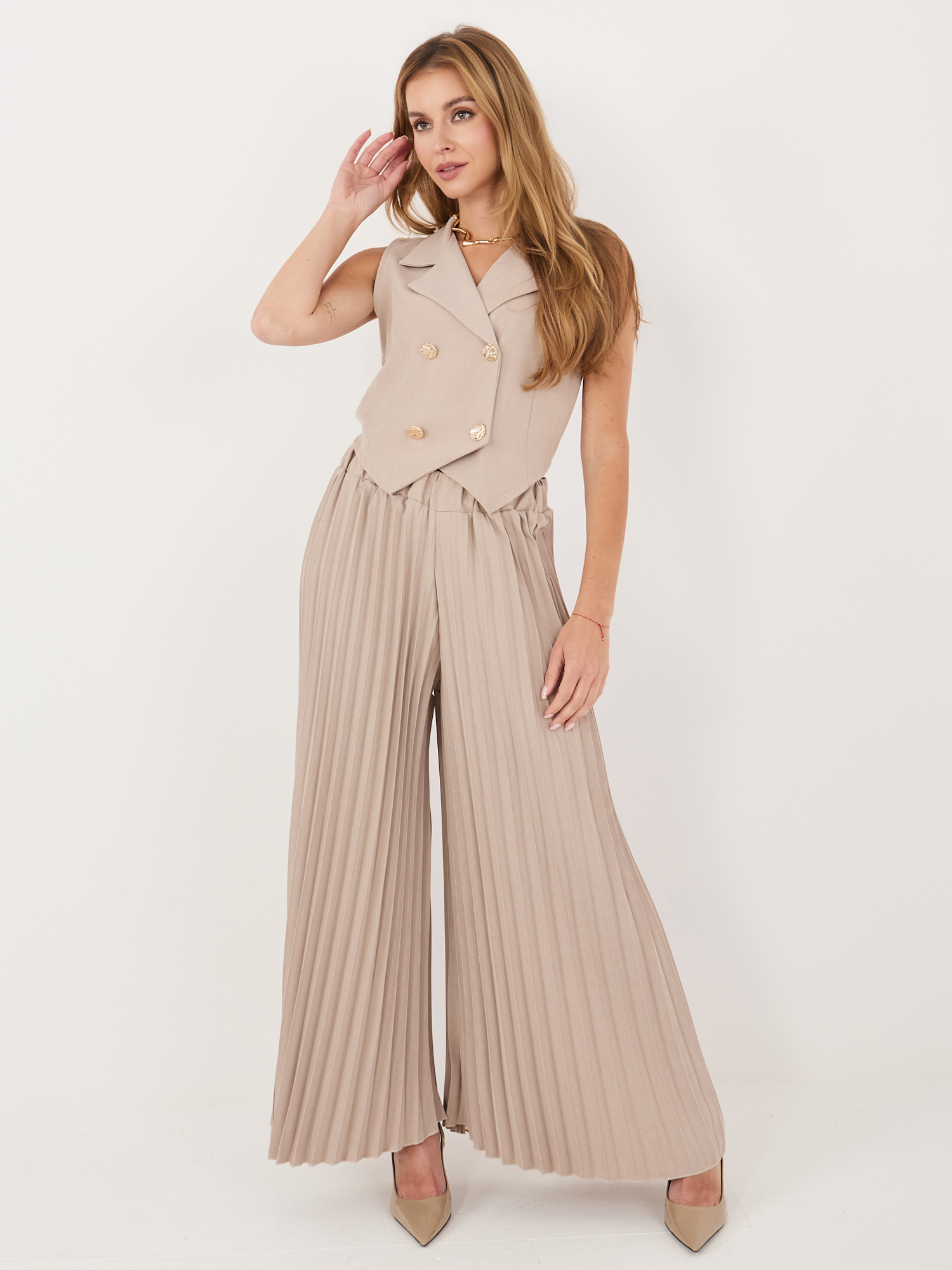 Елегантен дамски комплект в бежово