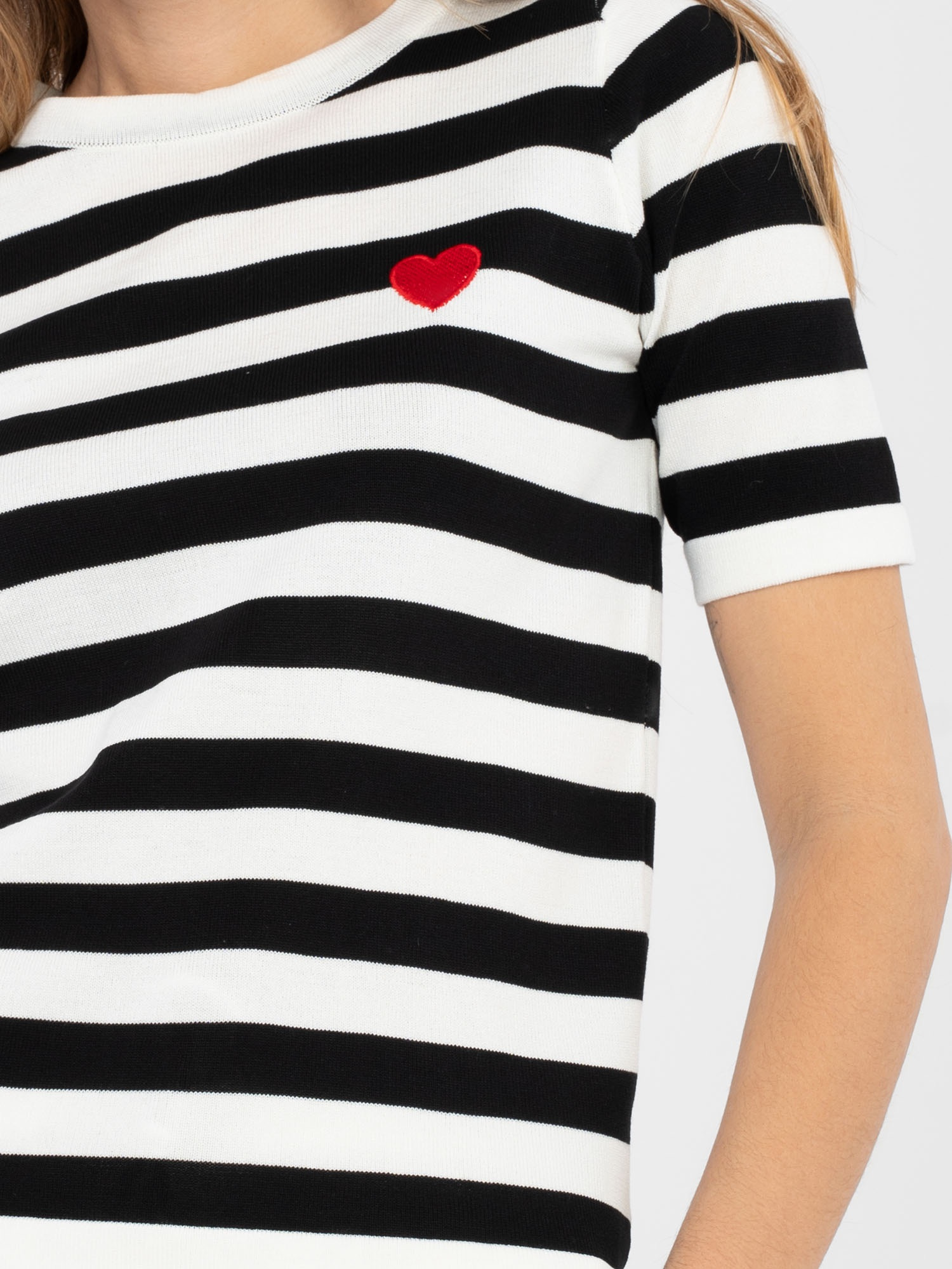 Černo-bílý pruhovaný svetr