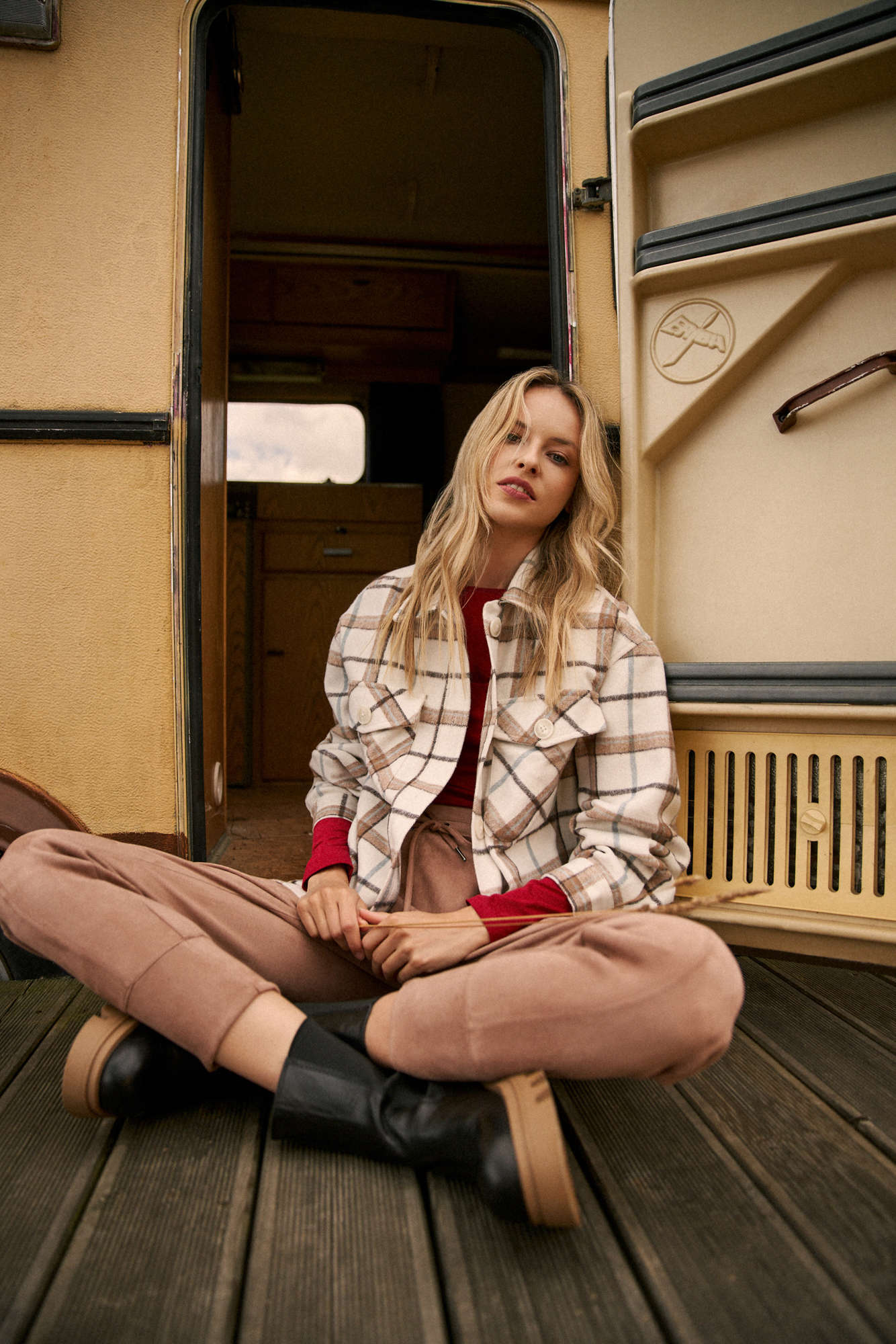 Pantaloni de trening cu buzunare cu fermoar