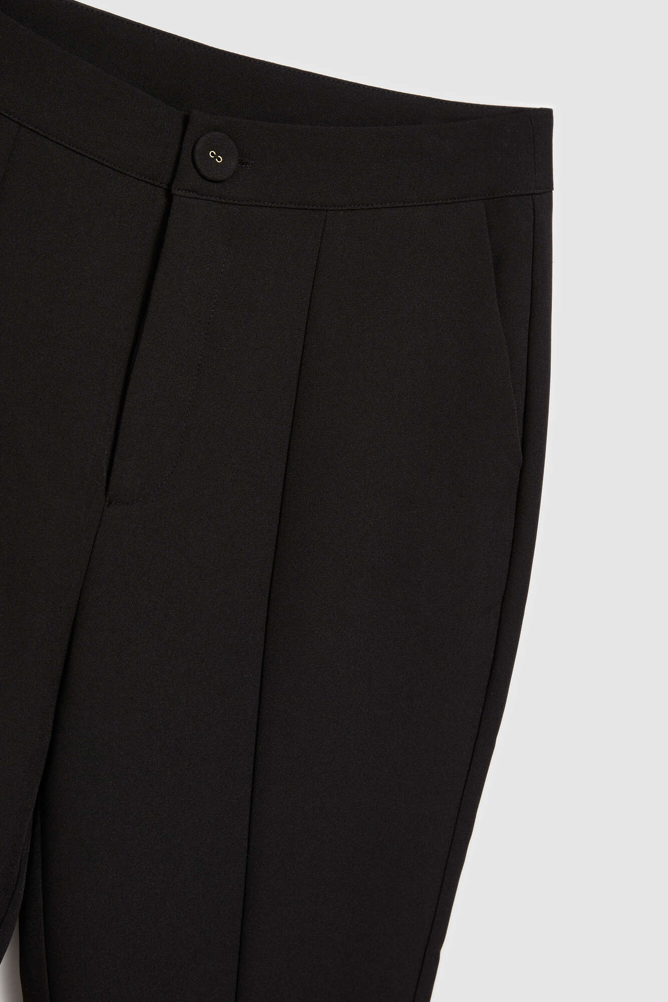 Wrinkled trousers with slit