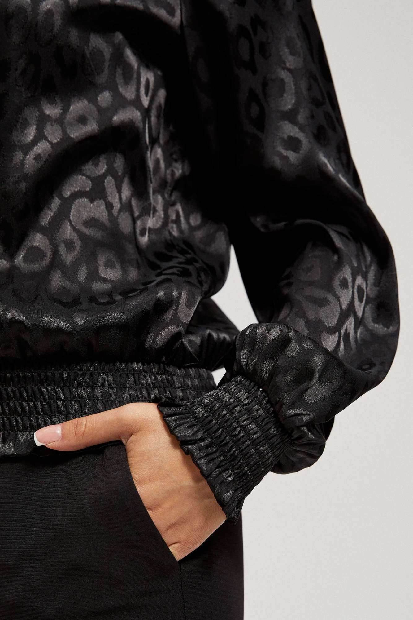 Shirt with fluffy sleeves