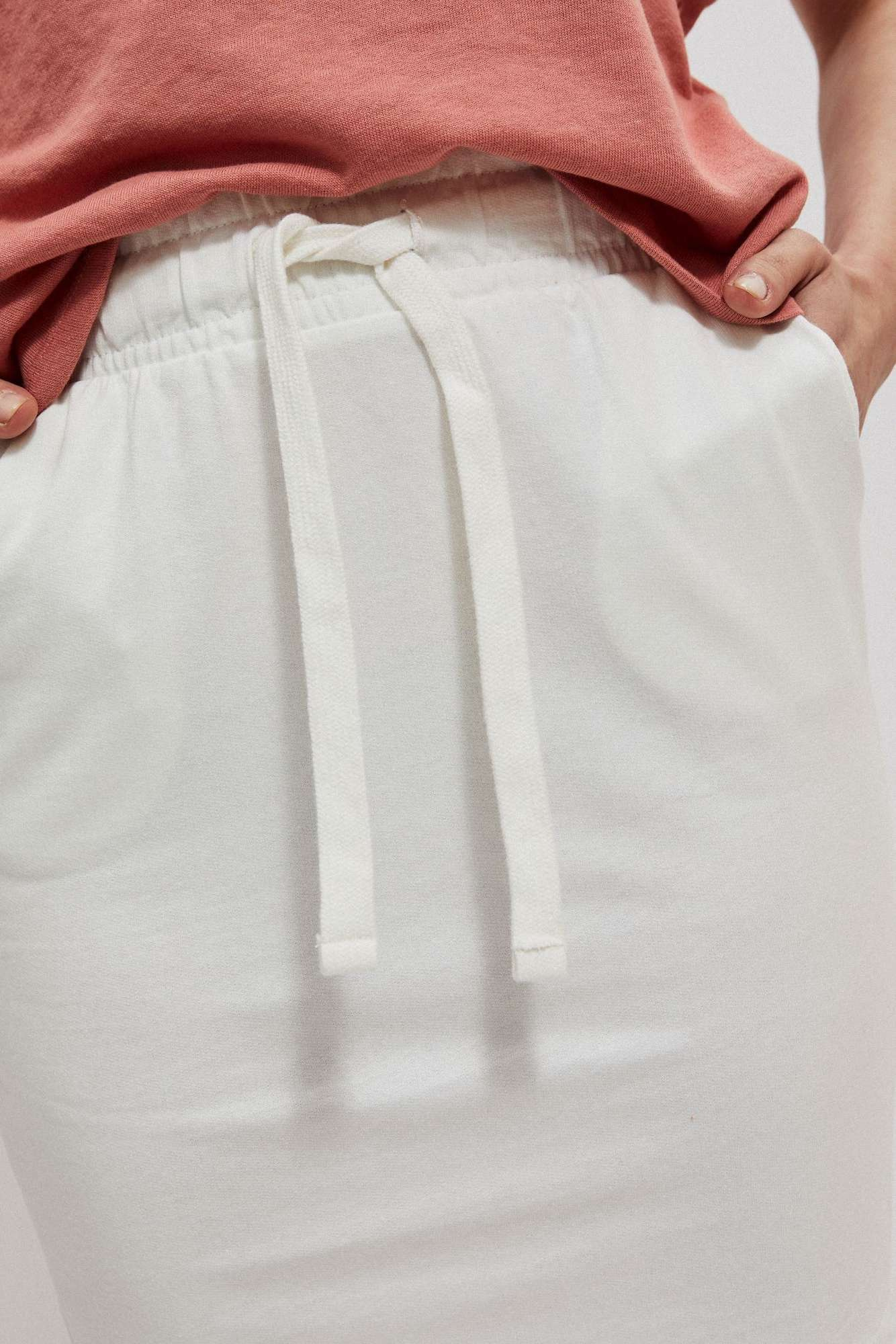 Smooth skirt above the knee - ecru