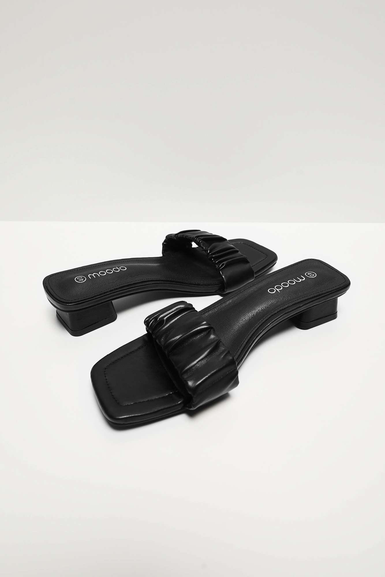 Șlapi negri de damă cu toc mic