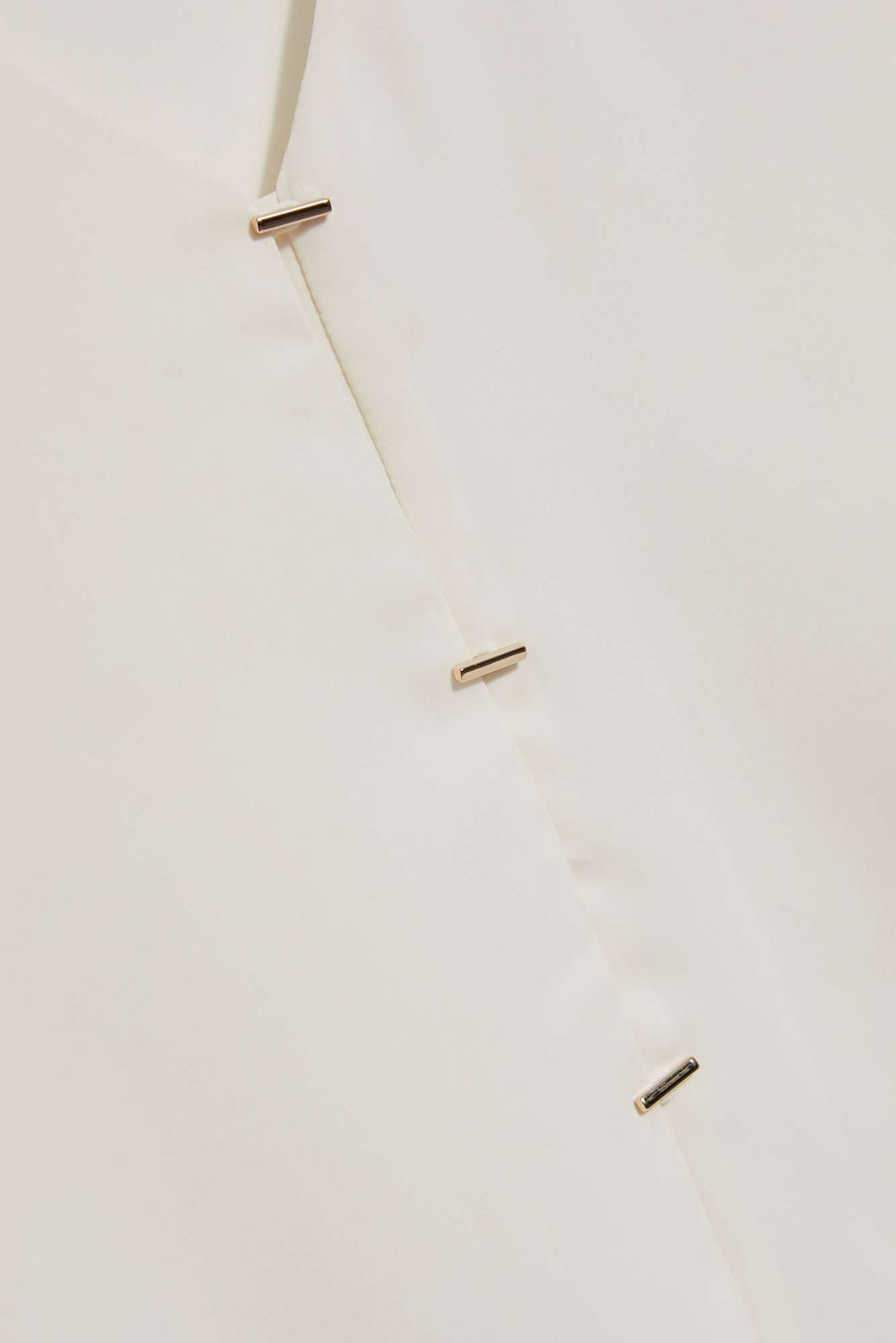 V-neck shirt with fine buttons