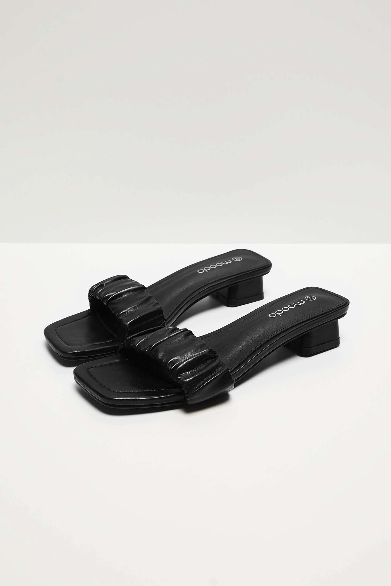 Șlapi negri de damă cu toc mic