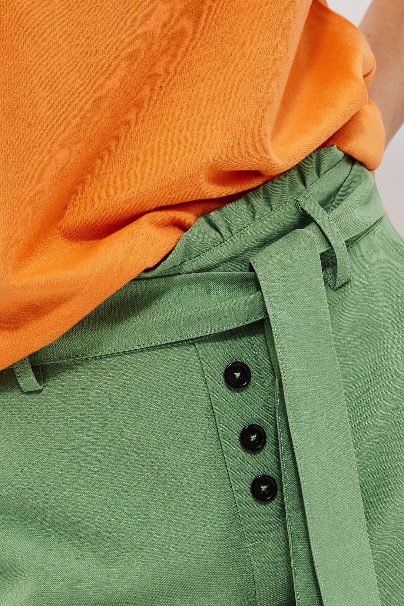 Simple shorts with tie