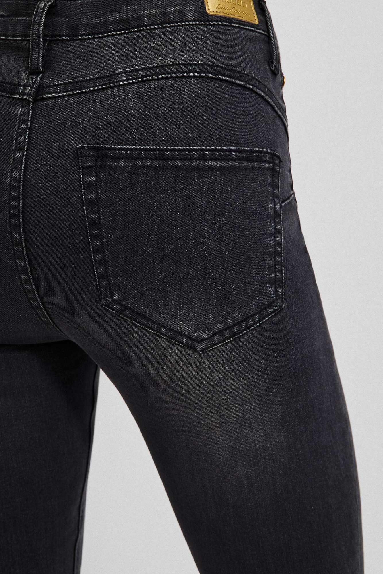 Pantaloni strânși rupți