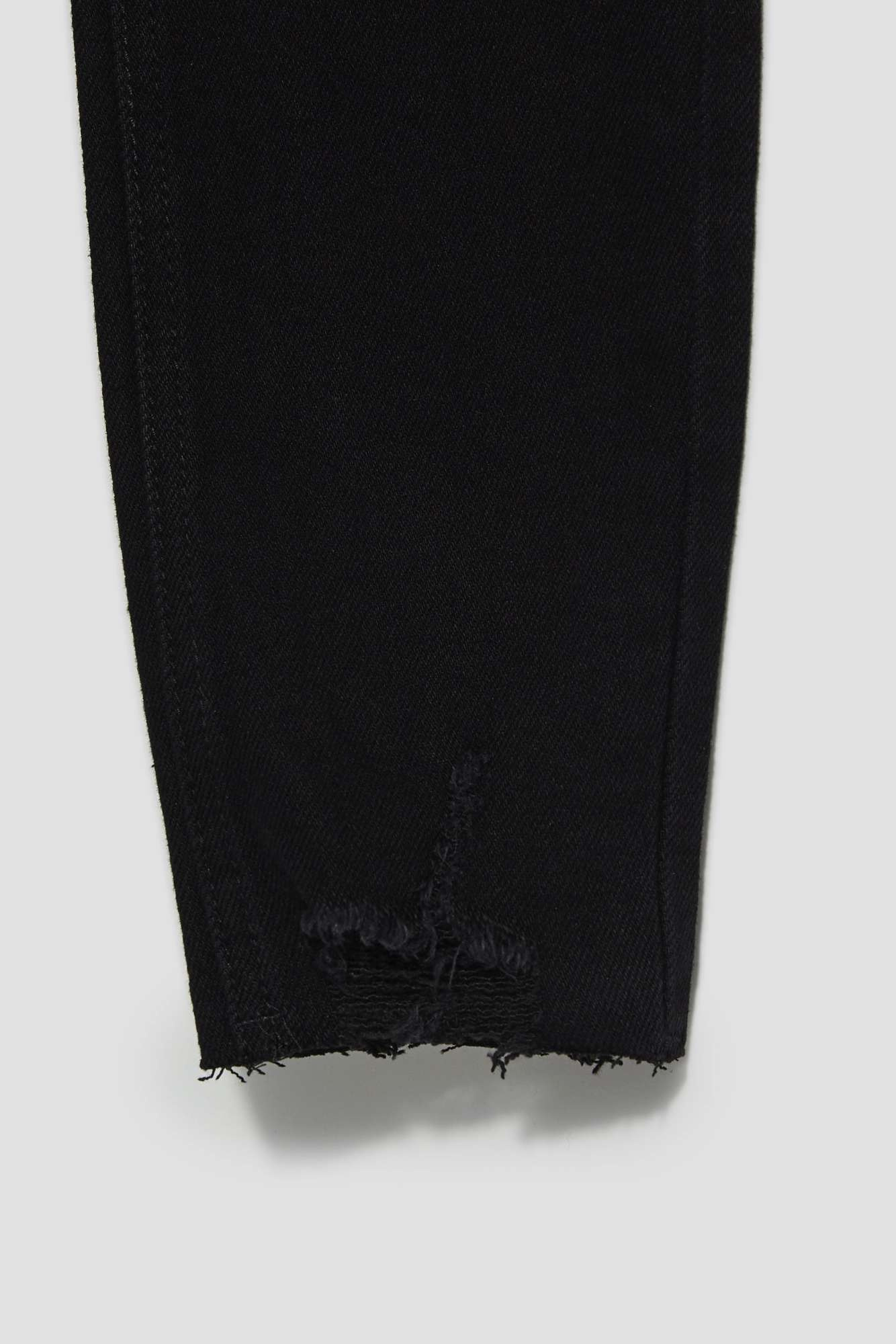 Slim fit jeans with frayed legs