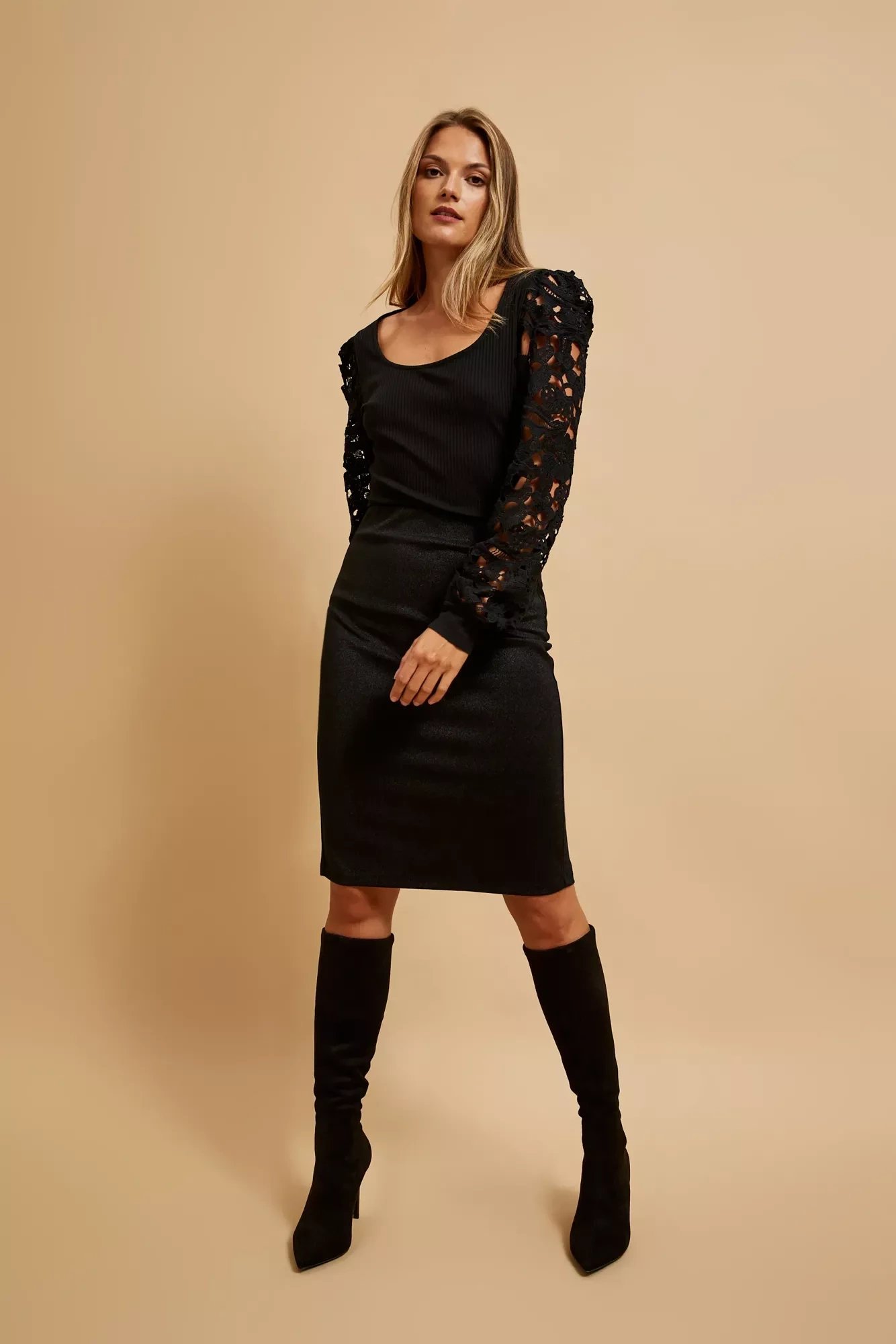 Blouse with lace sleeves