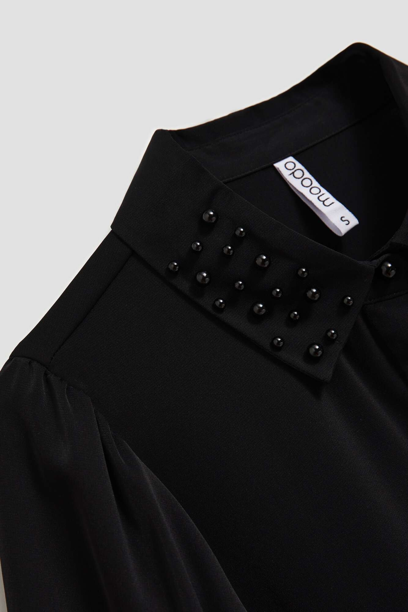 Shirt with decorative collar