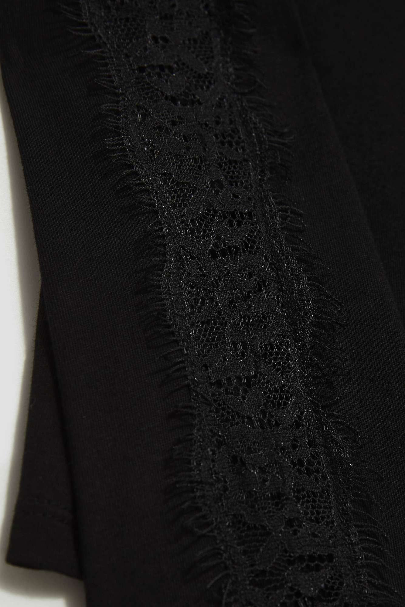 Blouse with lace on the sleeves