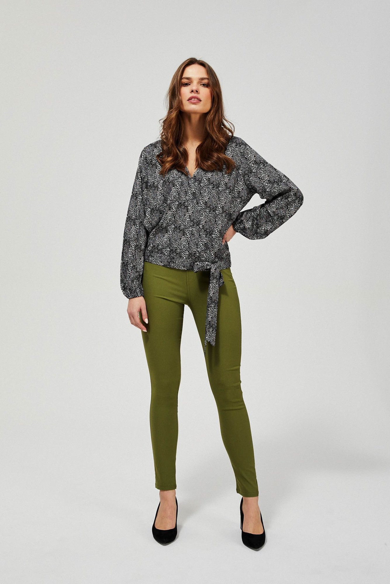 Moodo cămașă s mašlí cu un model mic