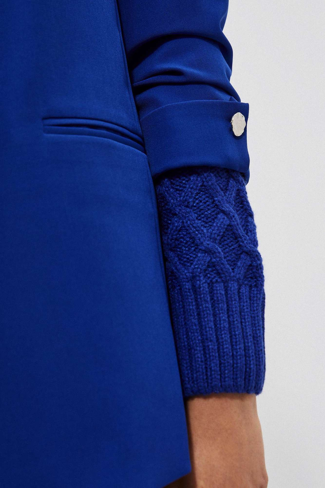 Women&#039;s jacket with ruffle sleeves