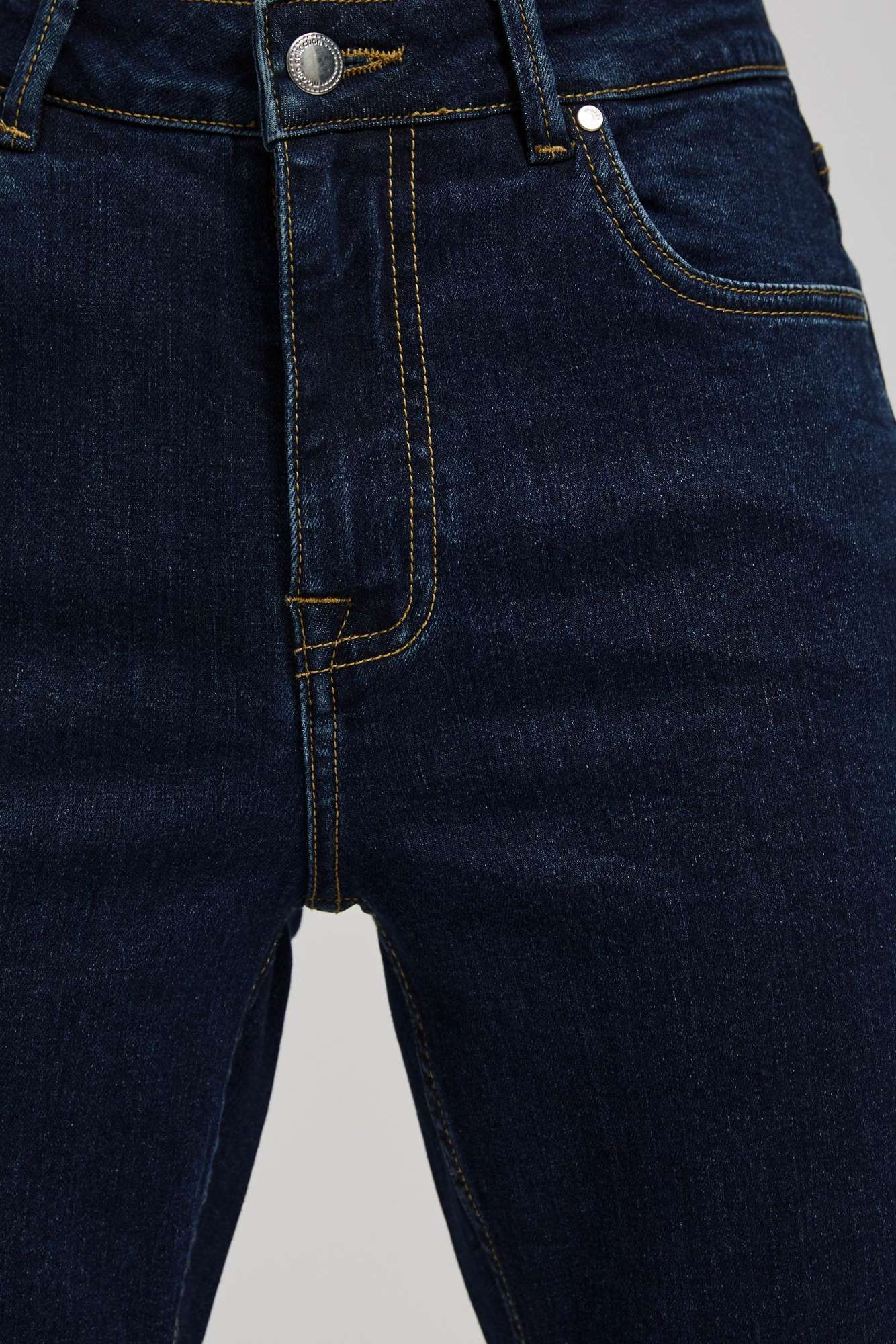 Blugi cu picioare largi