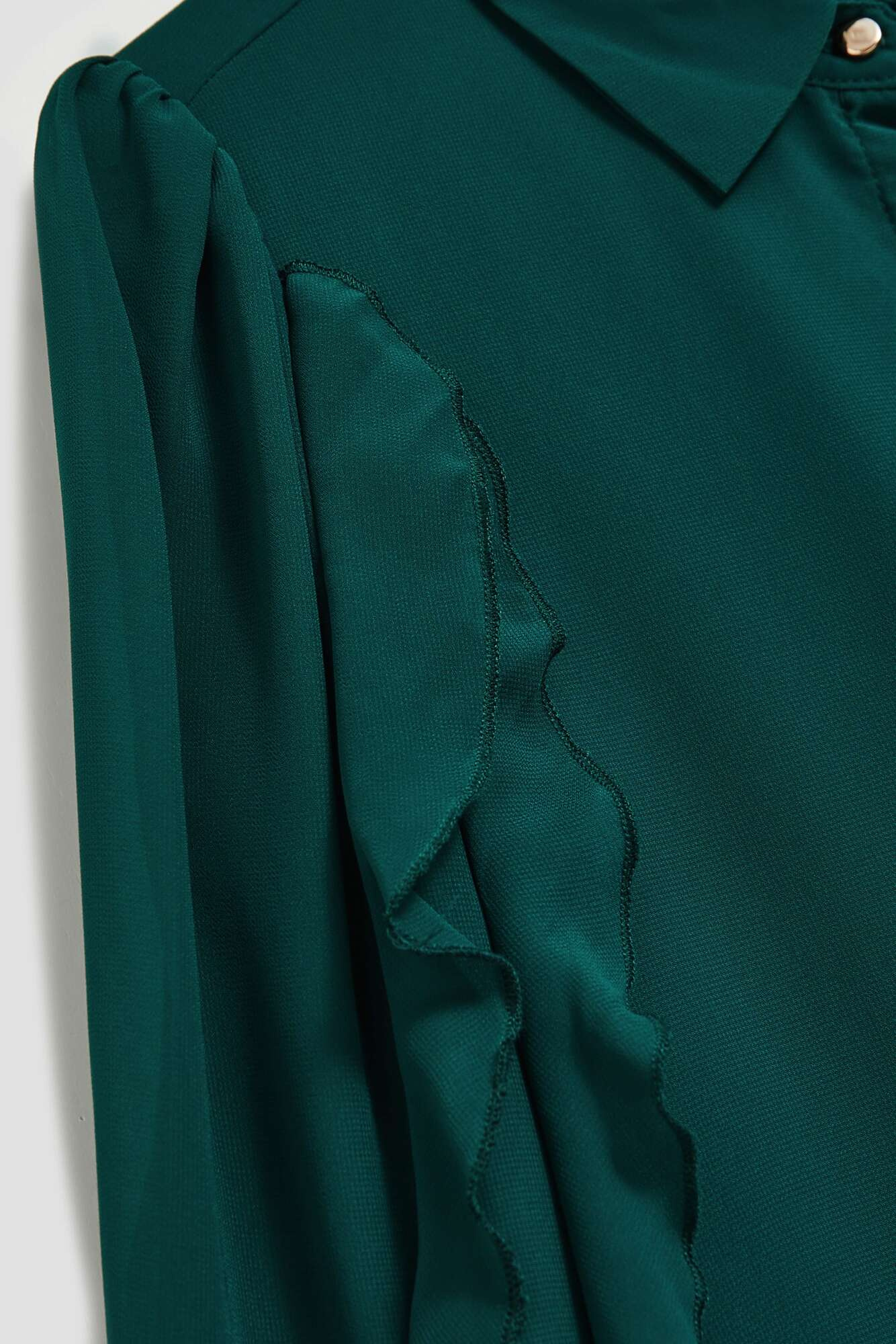 Shirt with ruffles on the sleeves