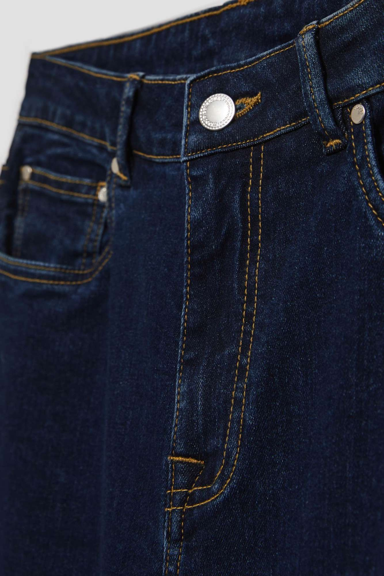 Blugi cu picioare largi