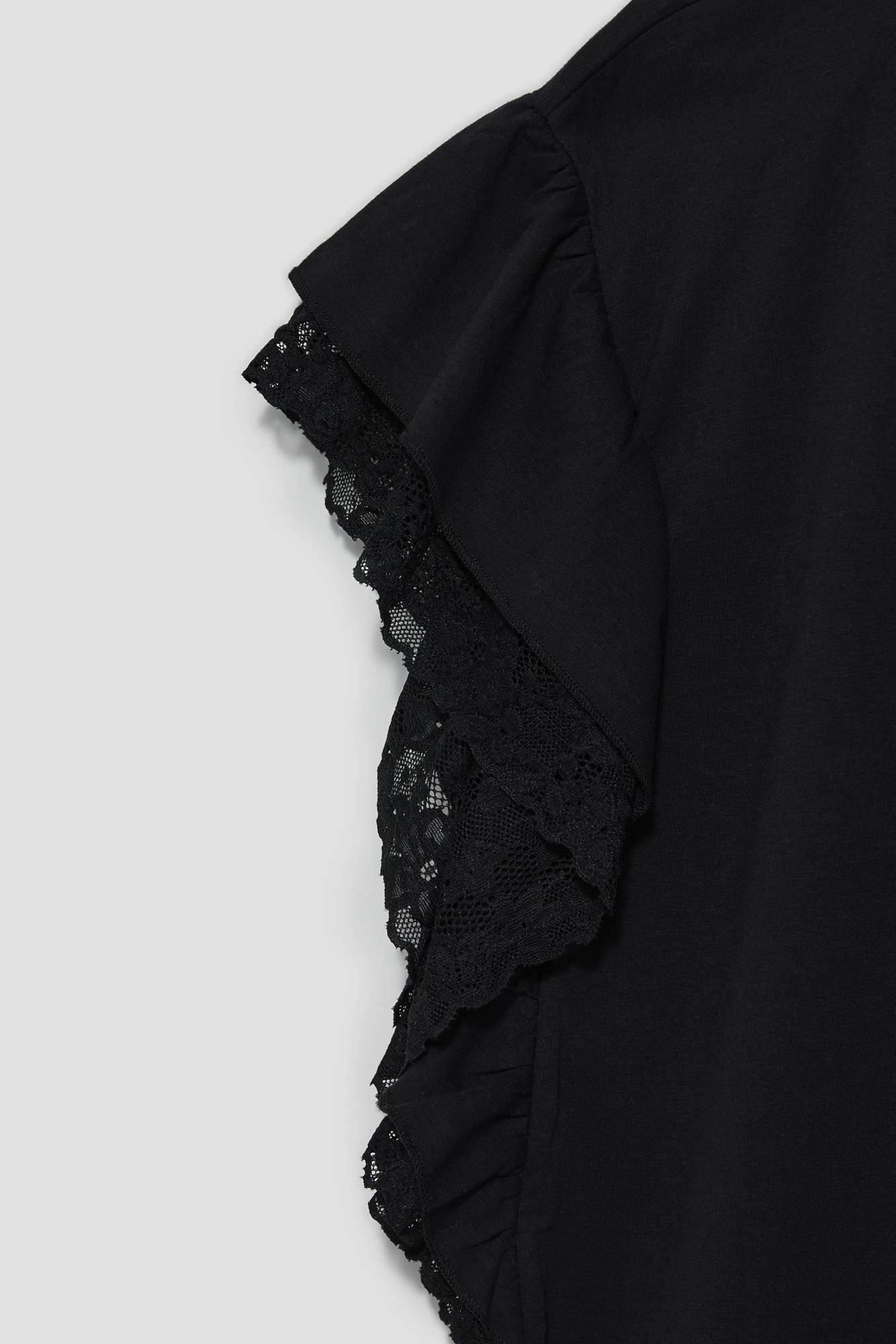 Blouse with ruffles on the shoulders