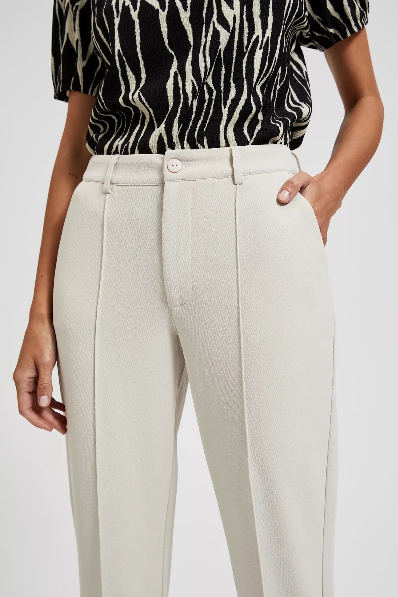Elegant women's trousers in beige color