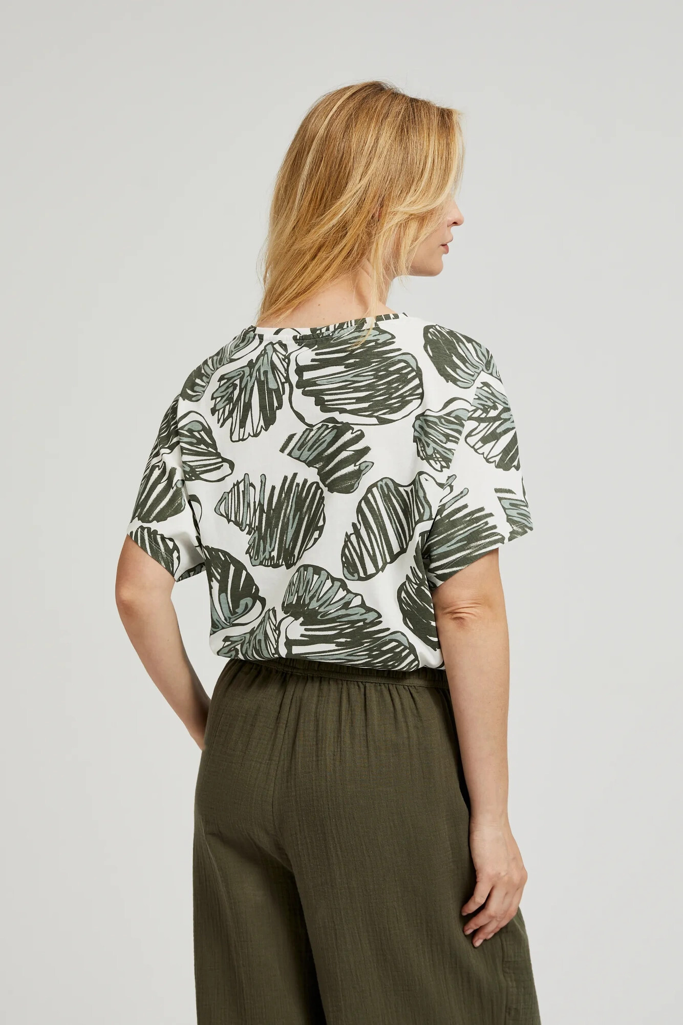 Women's T-shirt with tropical print MOODO - olive