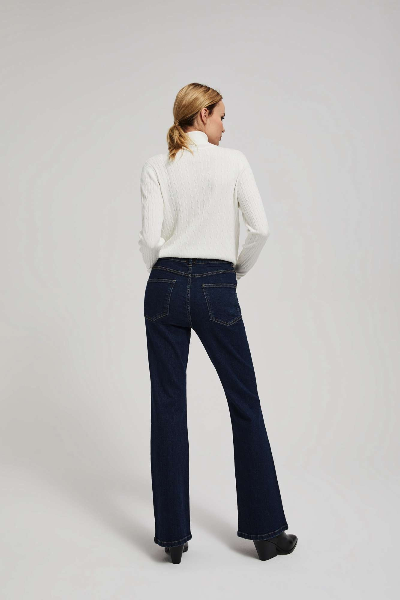 Blugi cu picioare largi