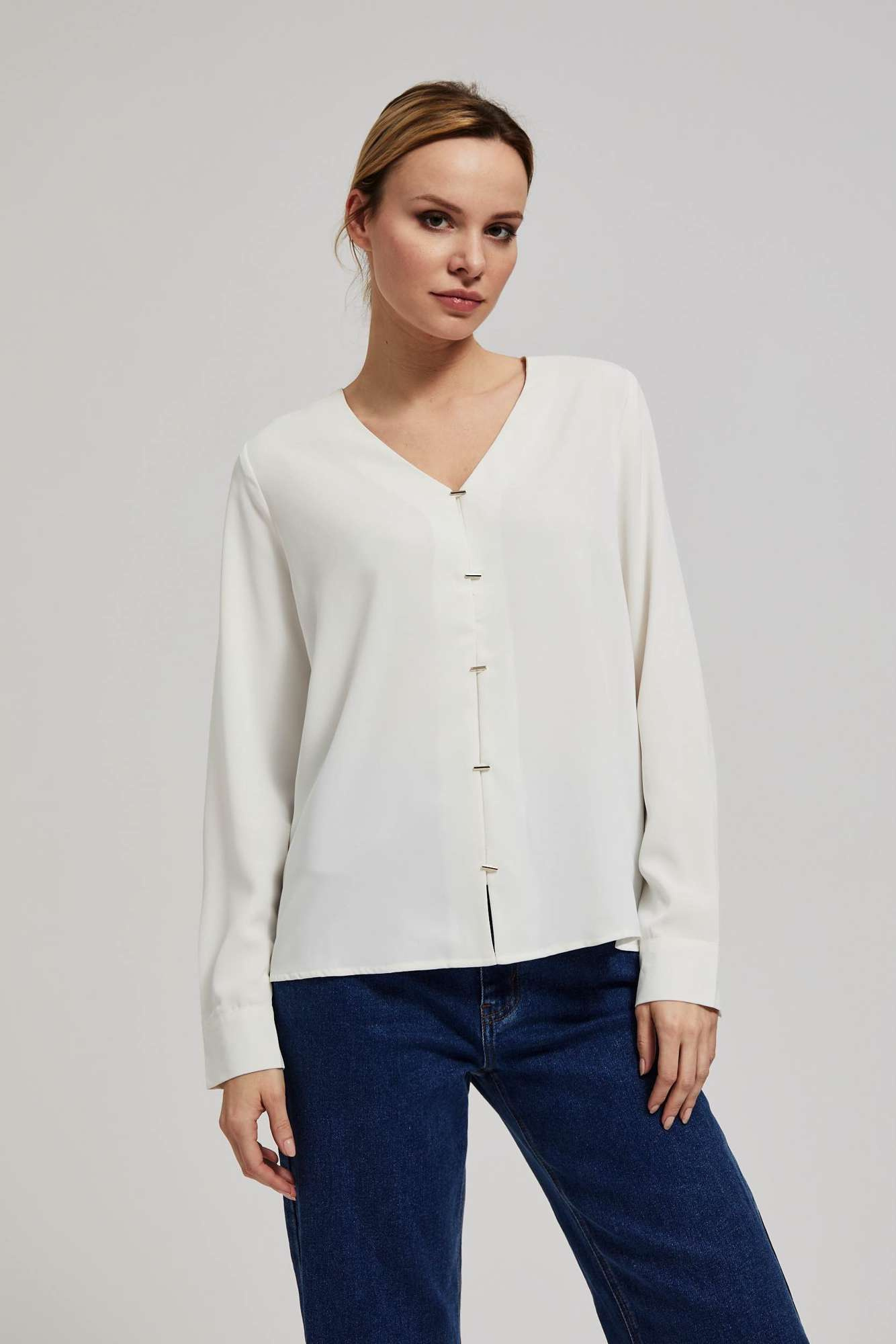 V-neck shirt with fine buttons