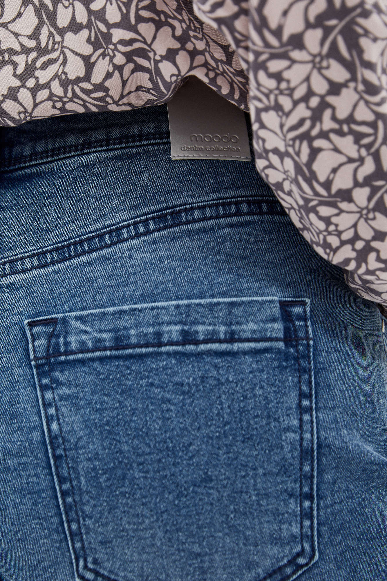 High-waisted denim jeans