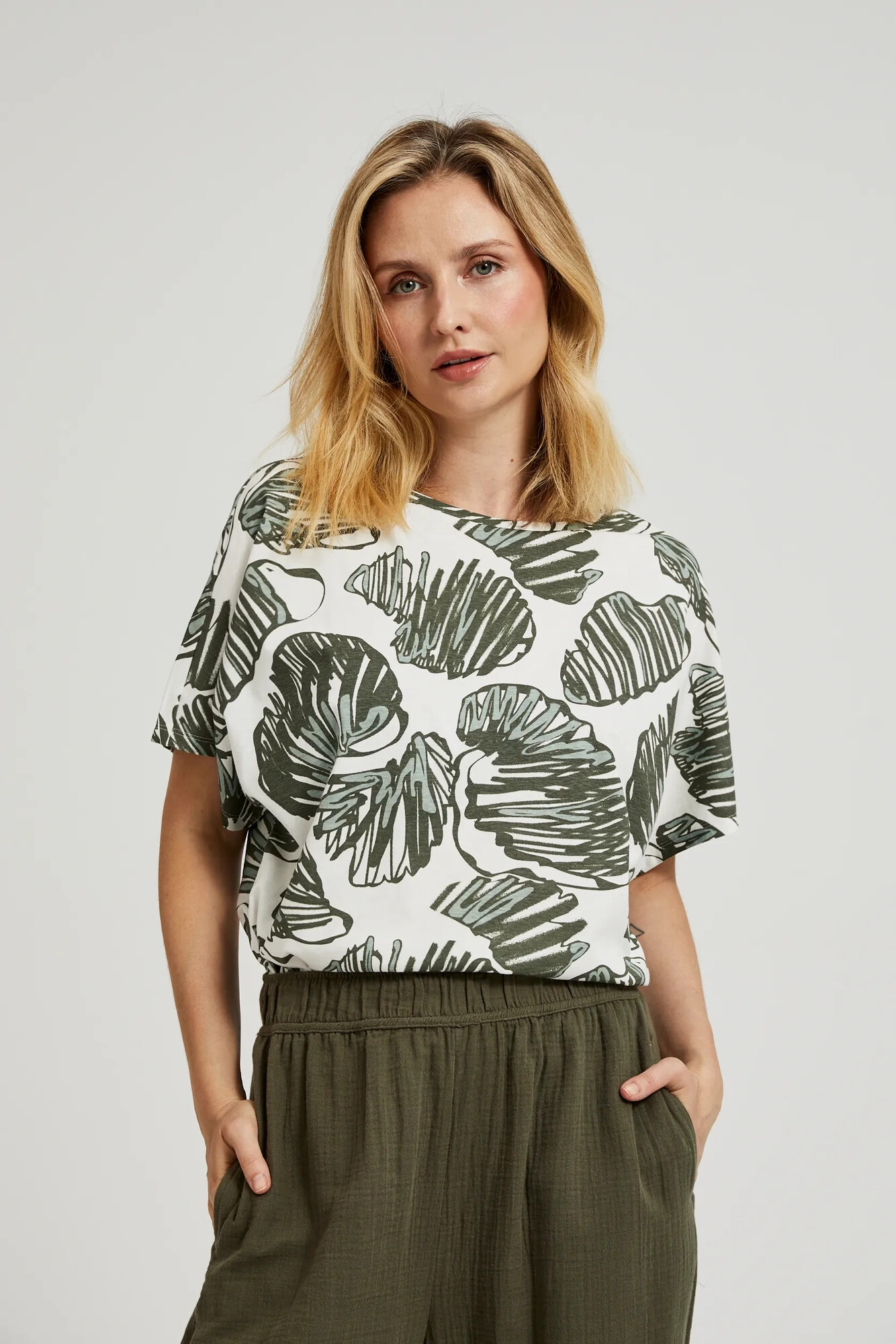 Women's T-shirt with tropical print MOODO - olive