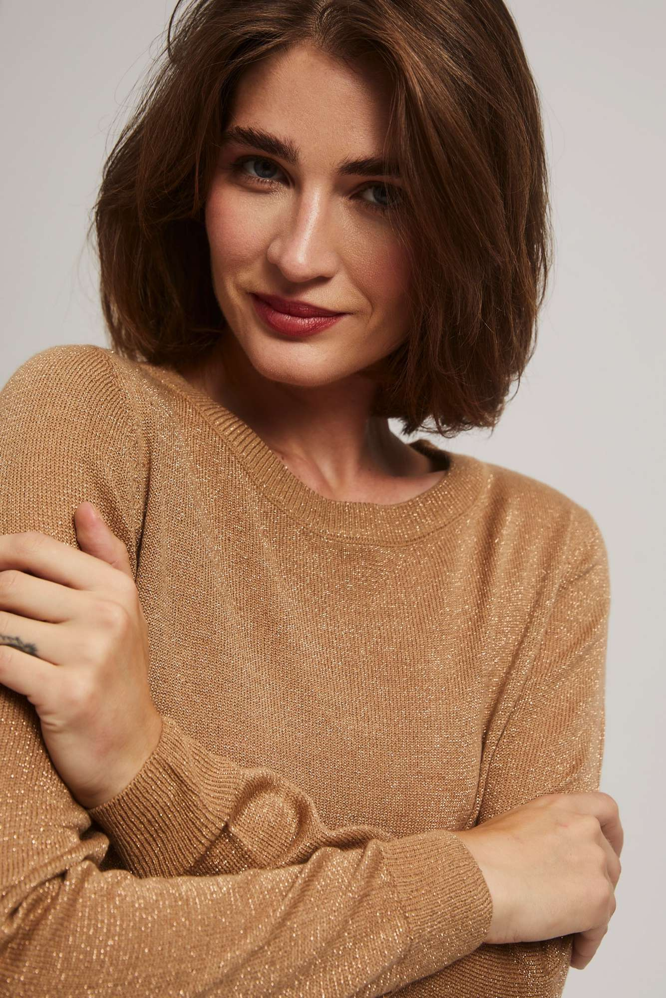 Sweater with metal thread and tie-up