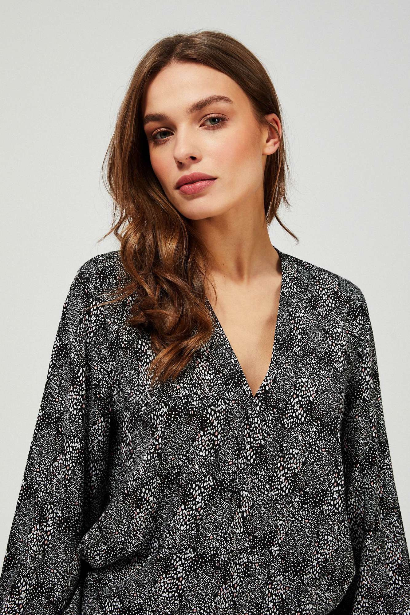 Moodo cămașă s mašlí cu un model mic