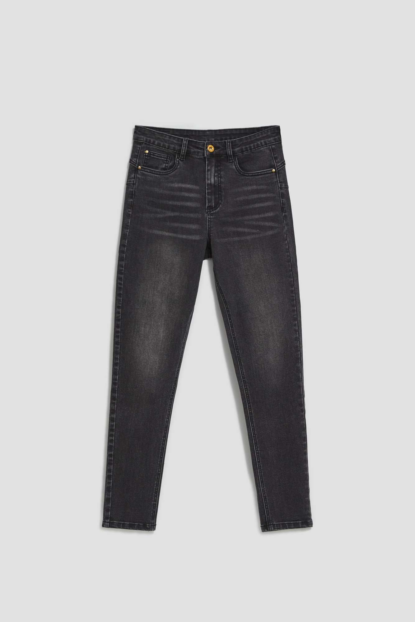 Pantaloni strânși rupți