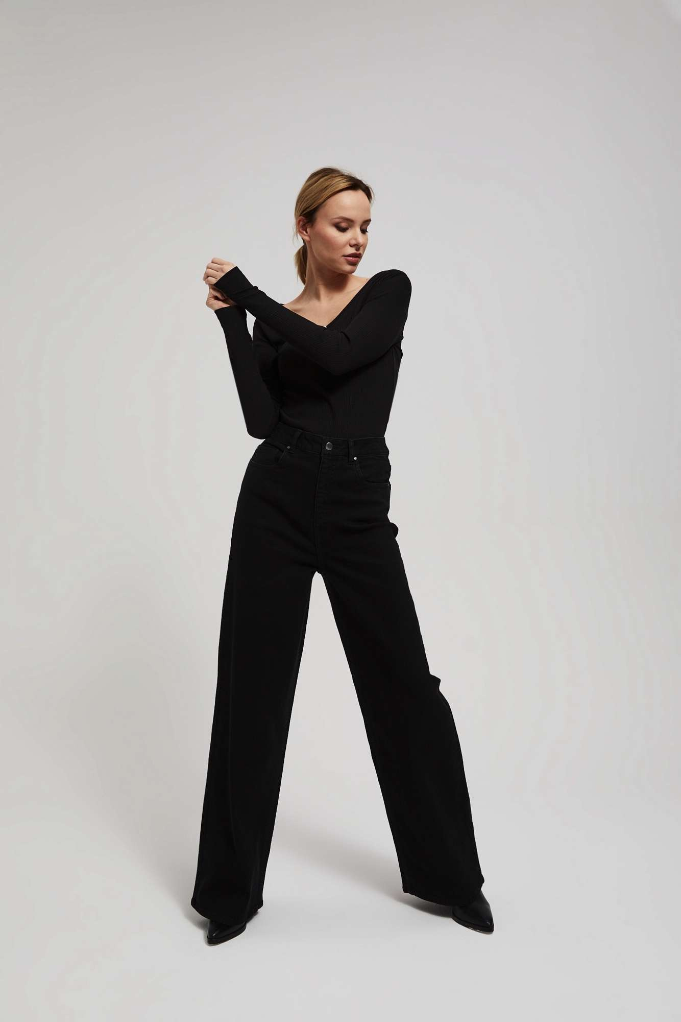 High-waisted jeans