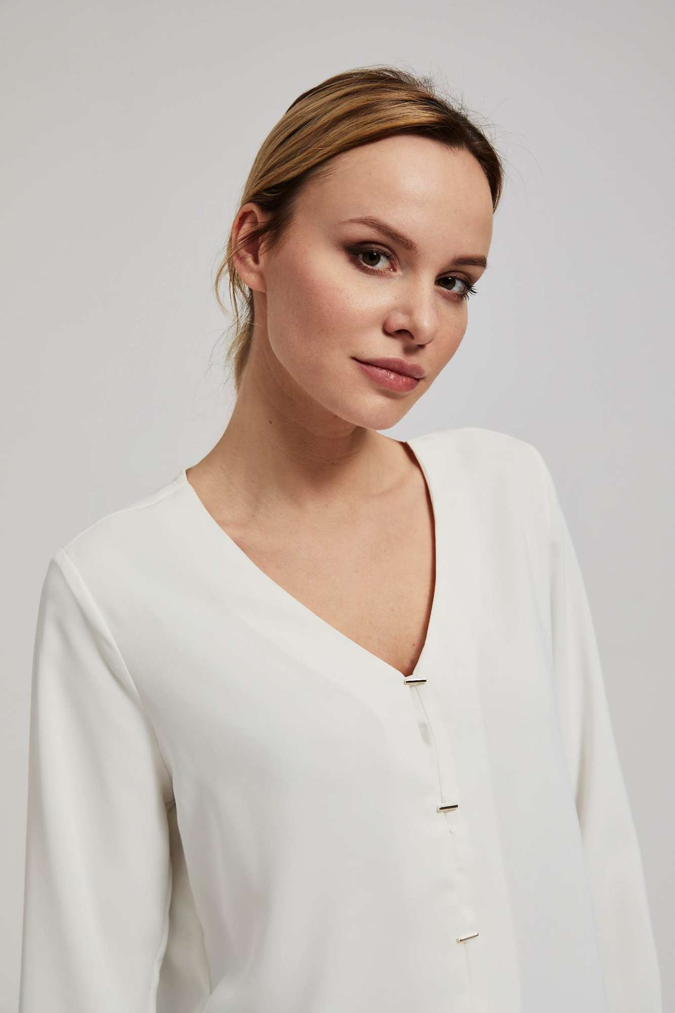 V-neck shirt with fine buttons