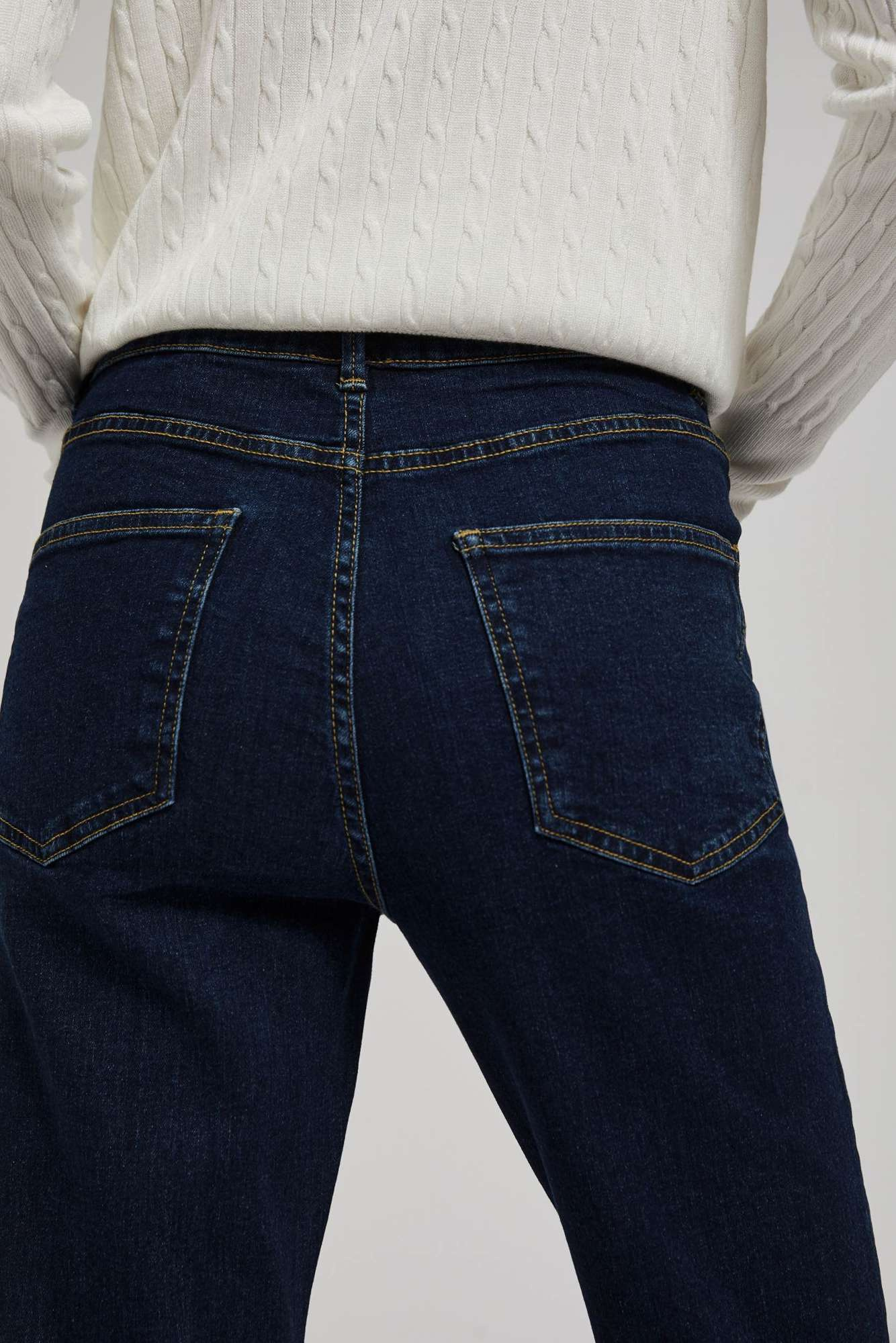 Blugi cu picioare largi