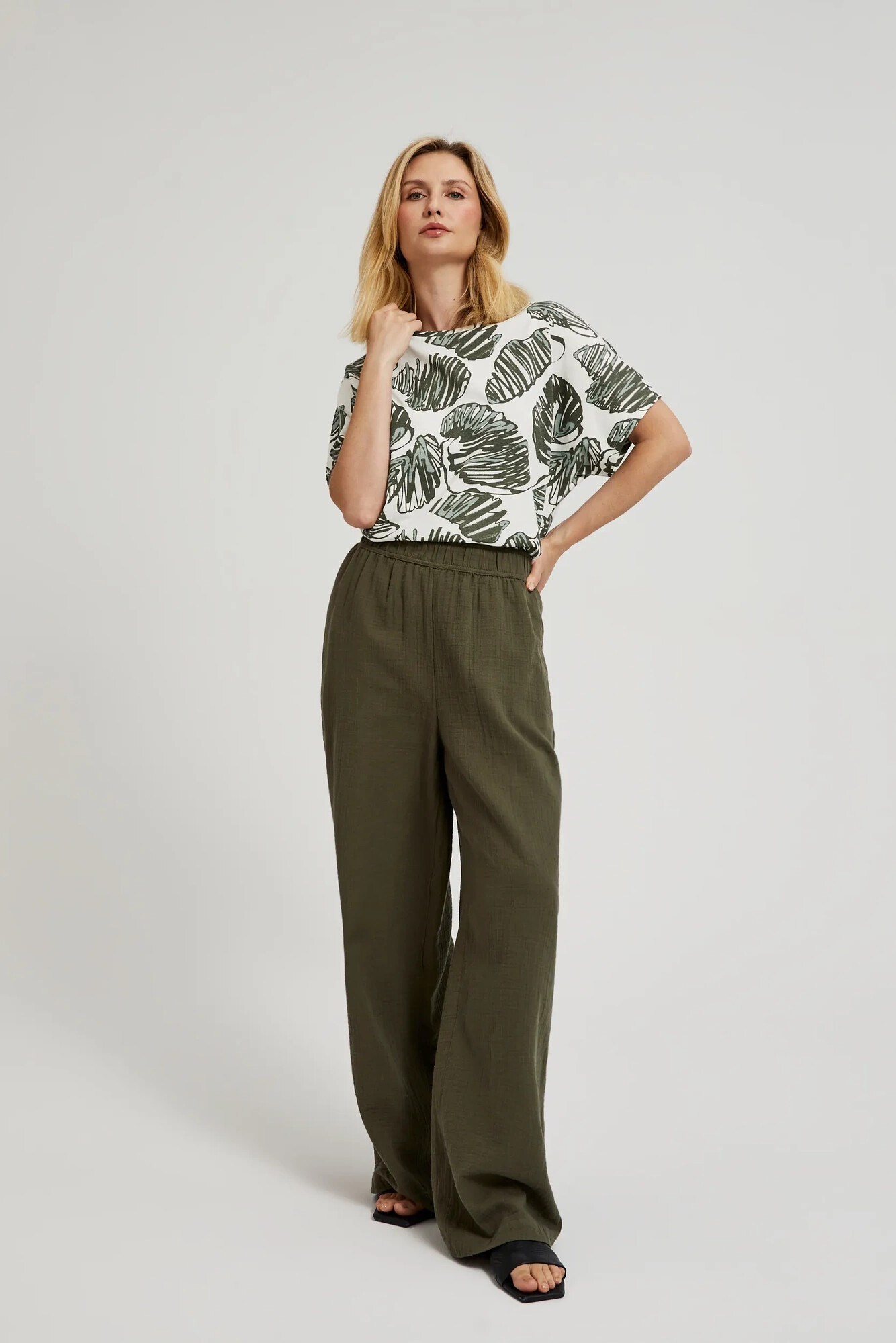 Women's T-shirt with tropical print MOODO - olive
