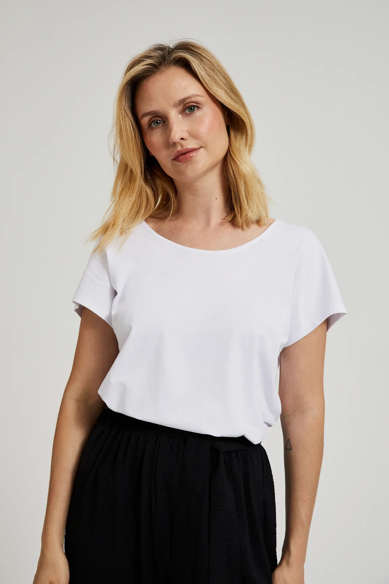 Women's T-shirt with back neckline MOODO - white