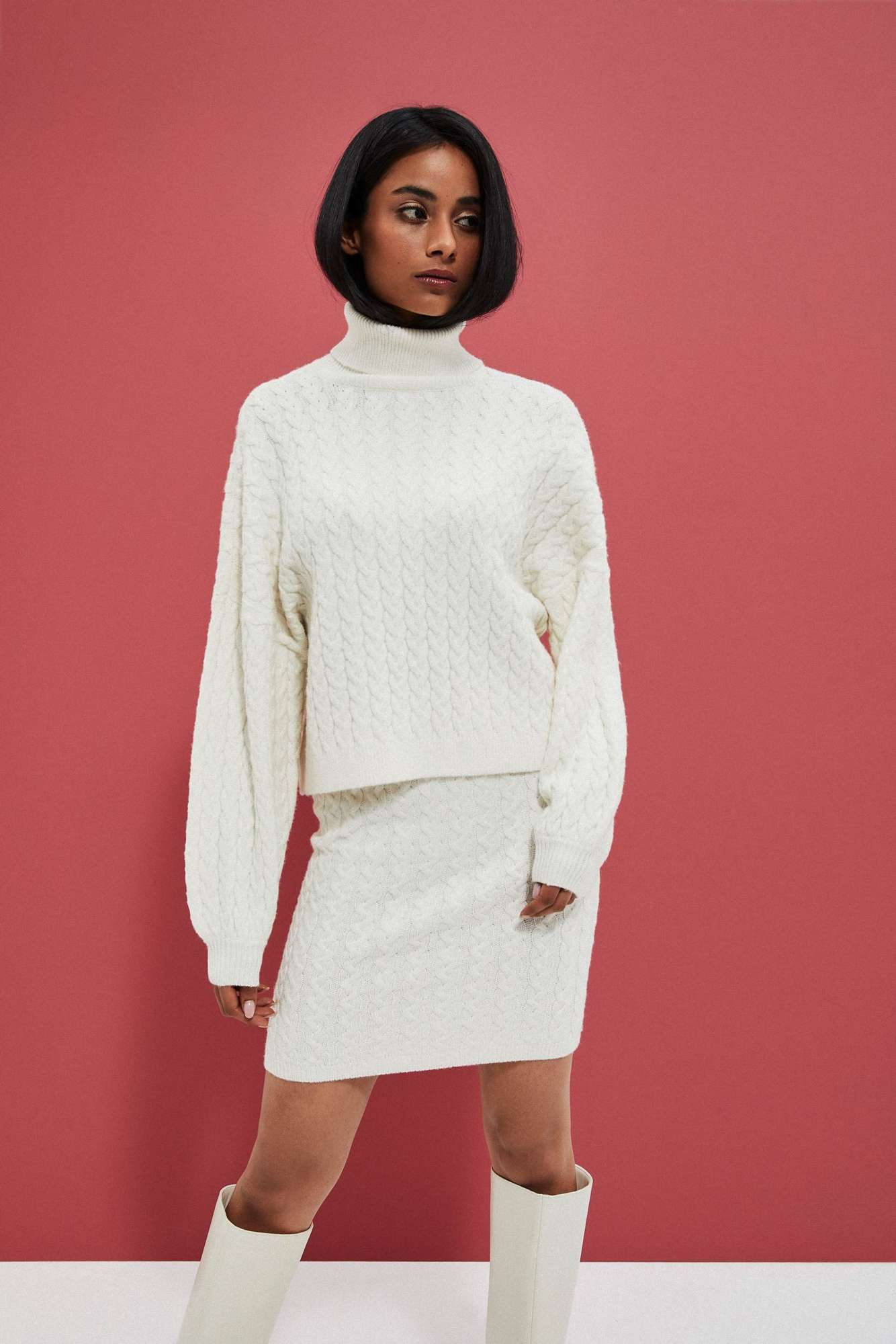 Skirt knitted with a cable