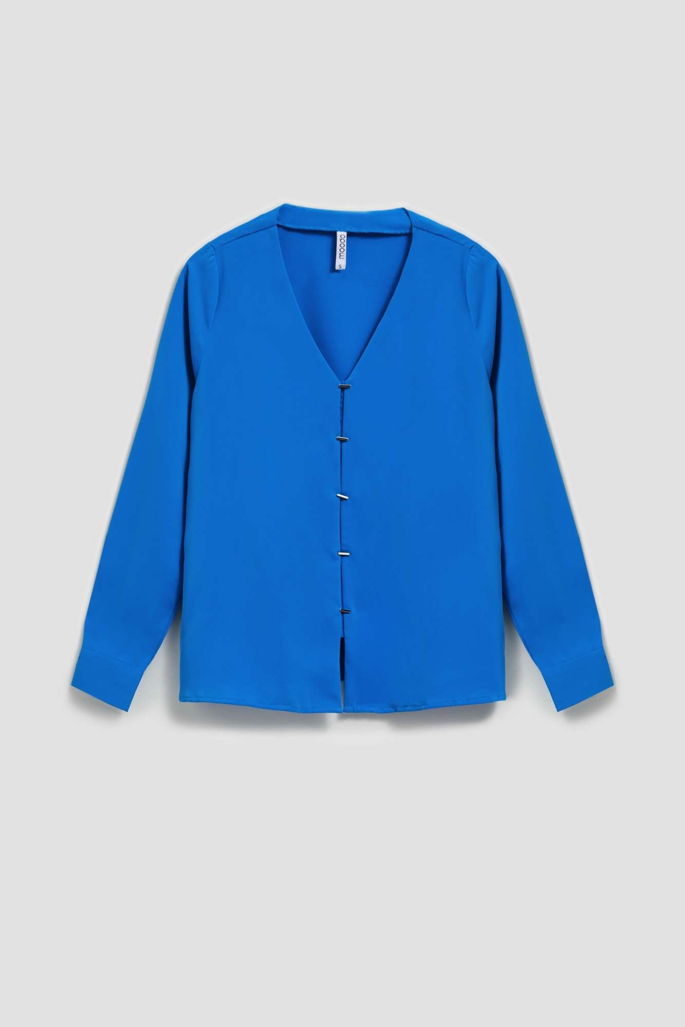 V-neck shirt with fine buttons