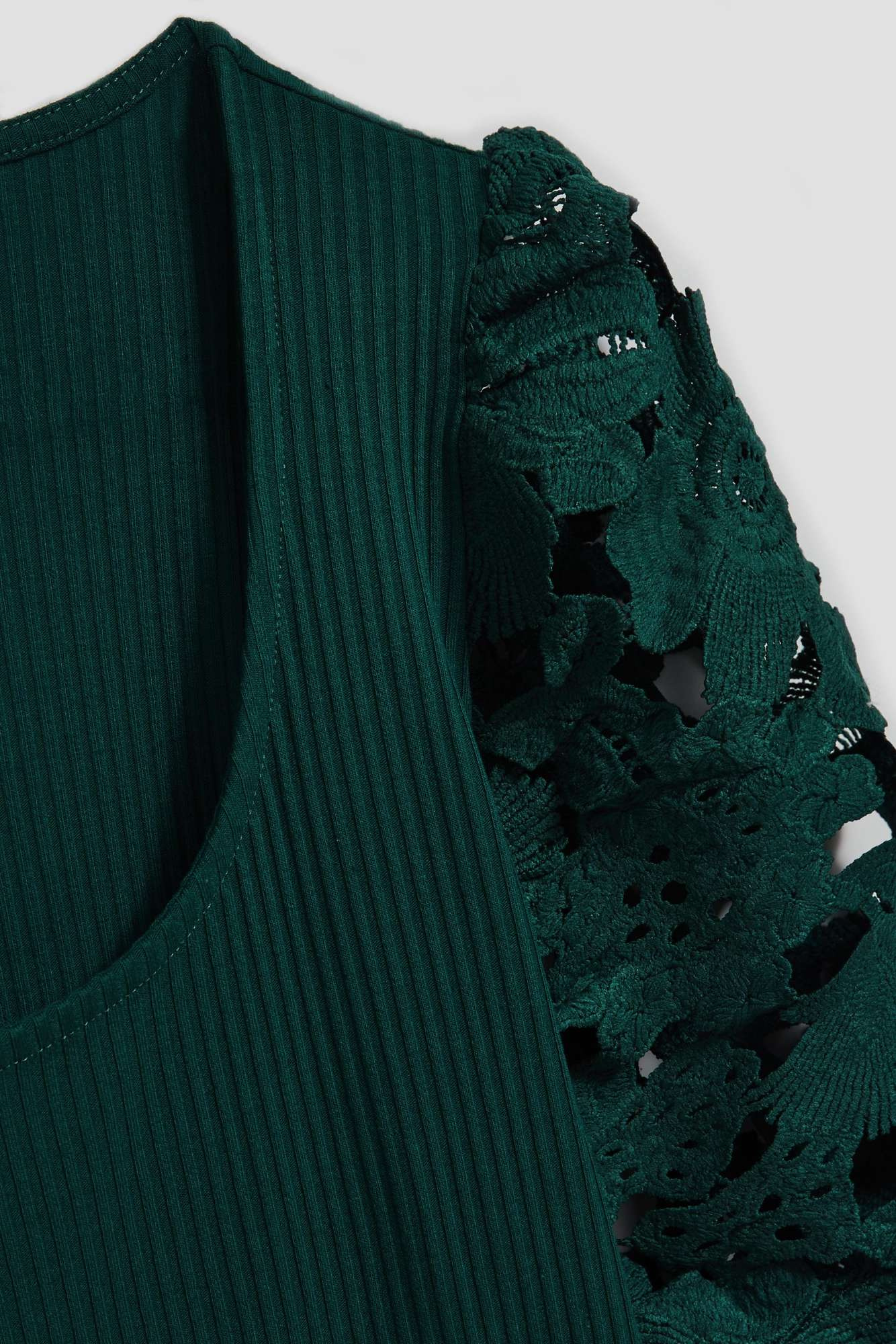 Blouse with lace sleeves