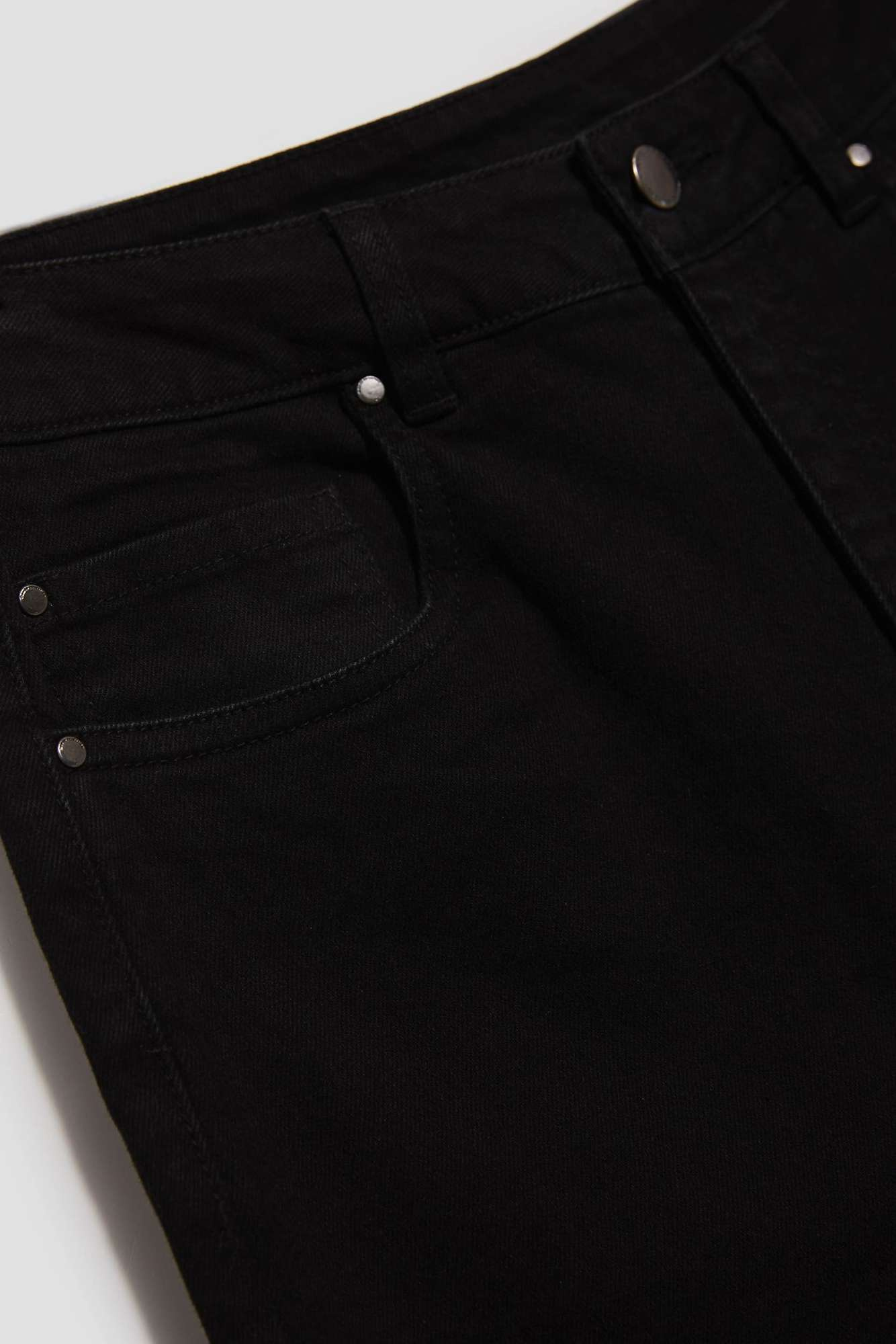 High-waisted jeans