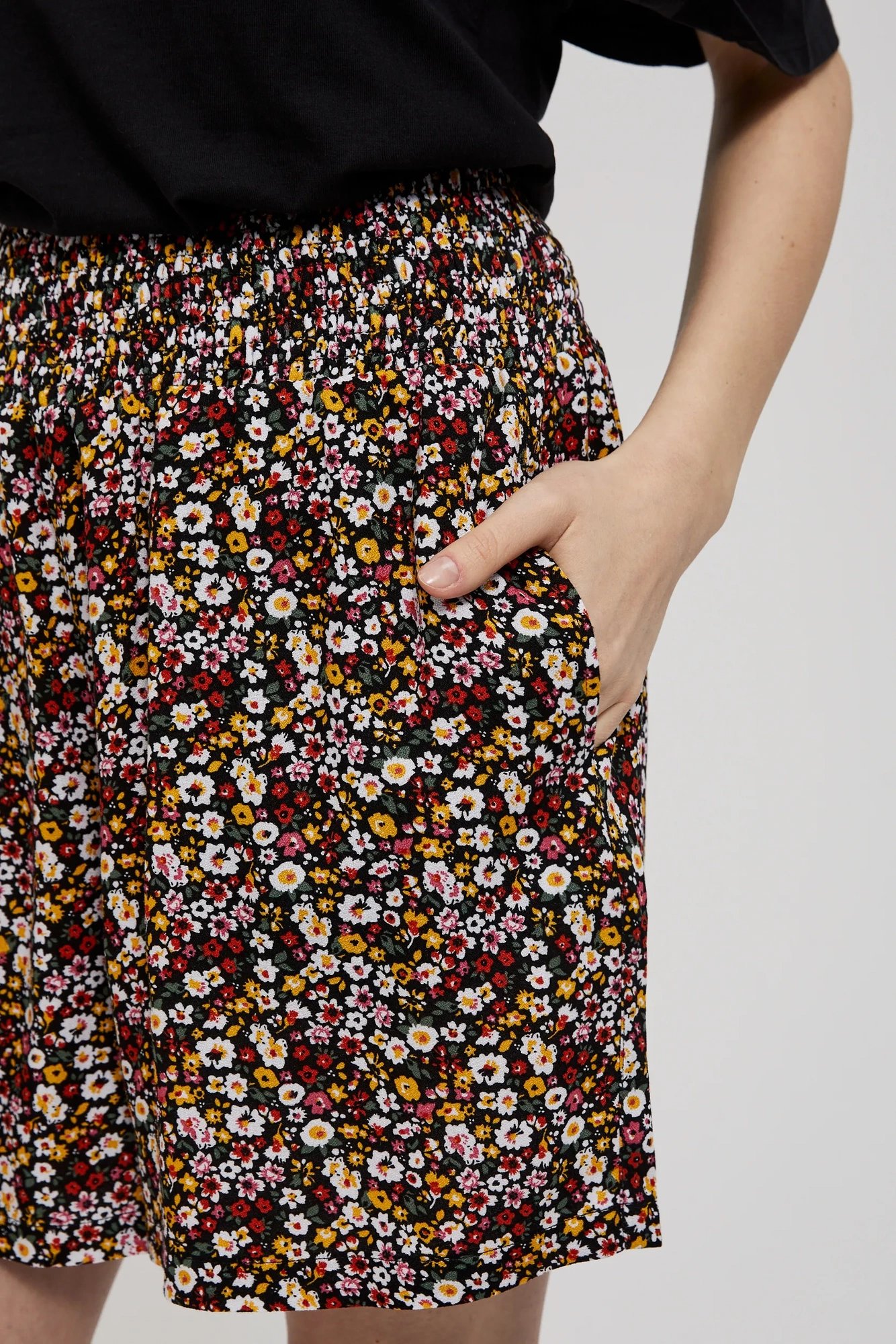 Women&#039;s shorts with floral pattern MOODO - black