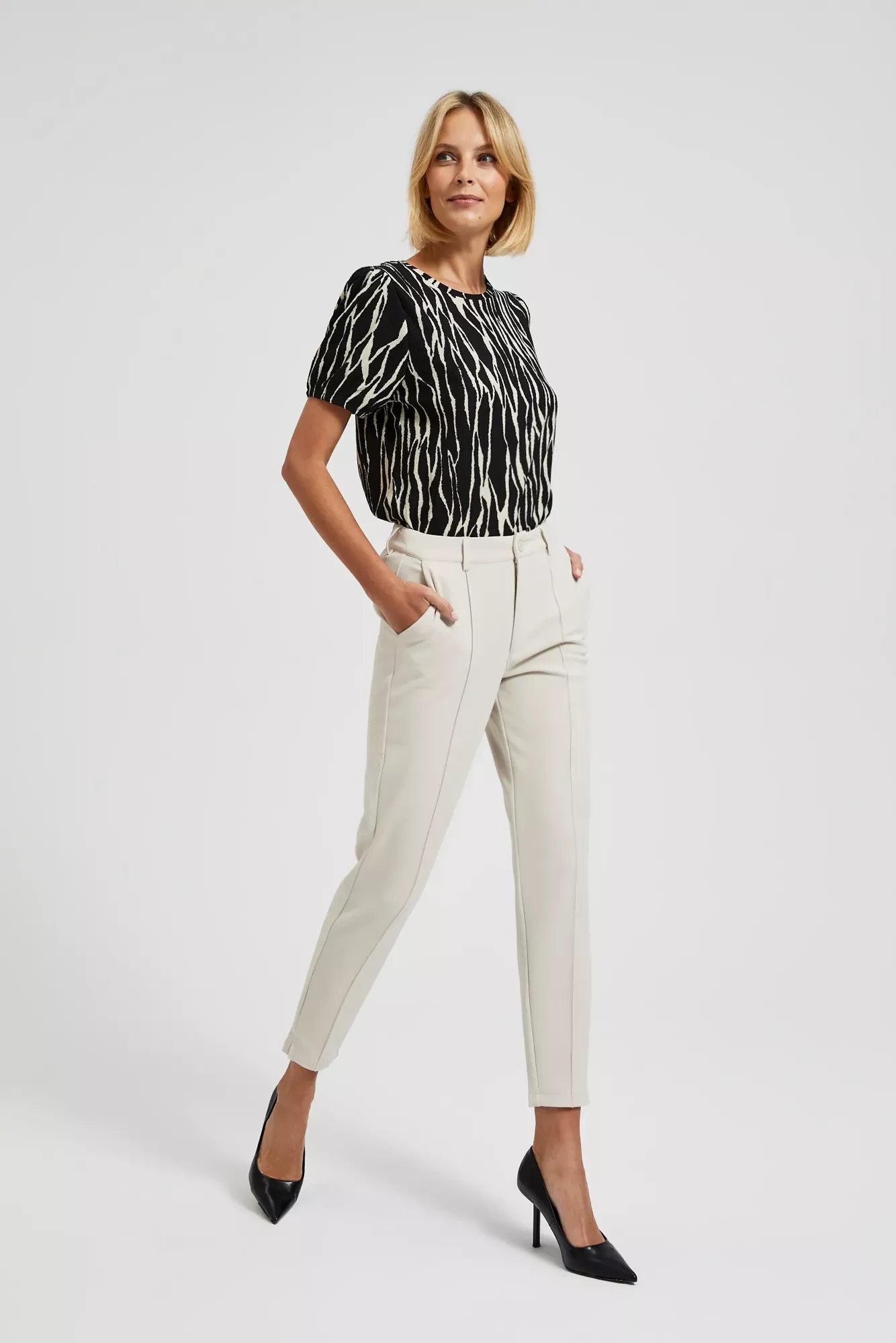 Elegant women's trousers in beige color